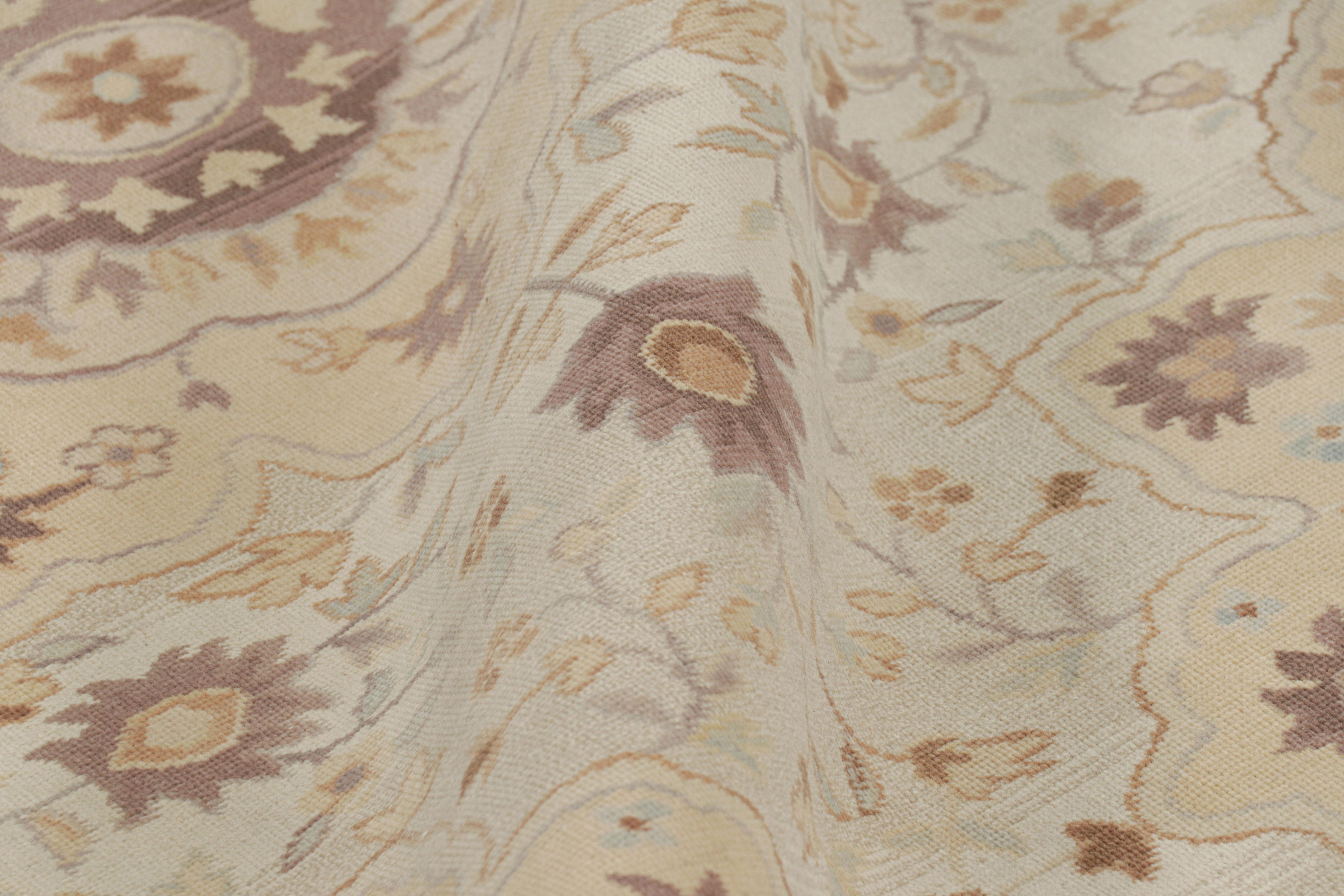 XXI secolo e contemporaneo Rug & Kilim è un tappeto in stile Sultanabad in beige-marrone con motivi floreali in vendita
