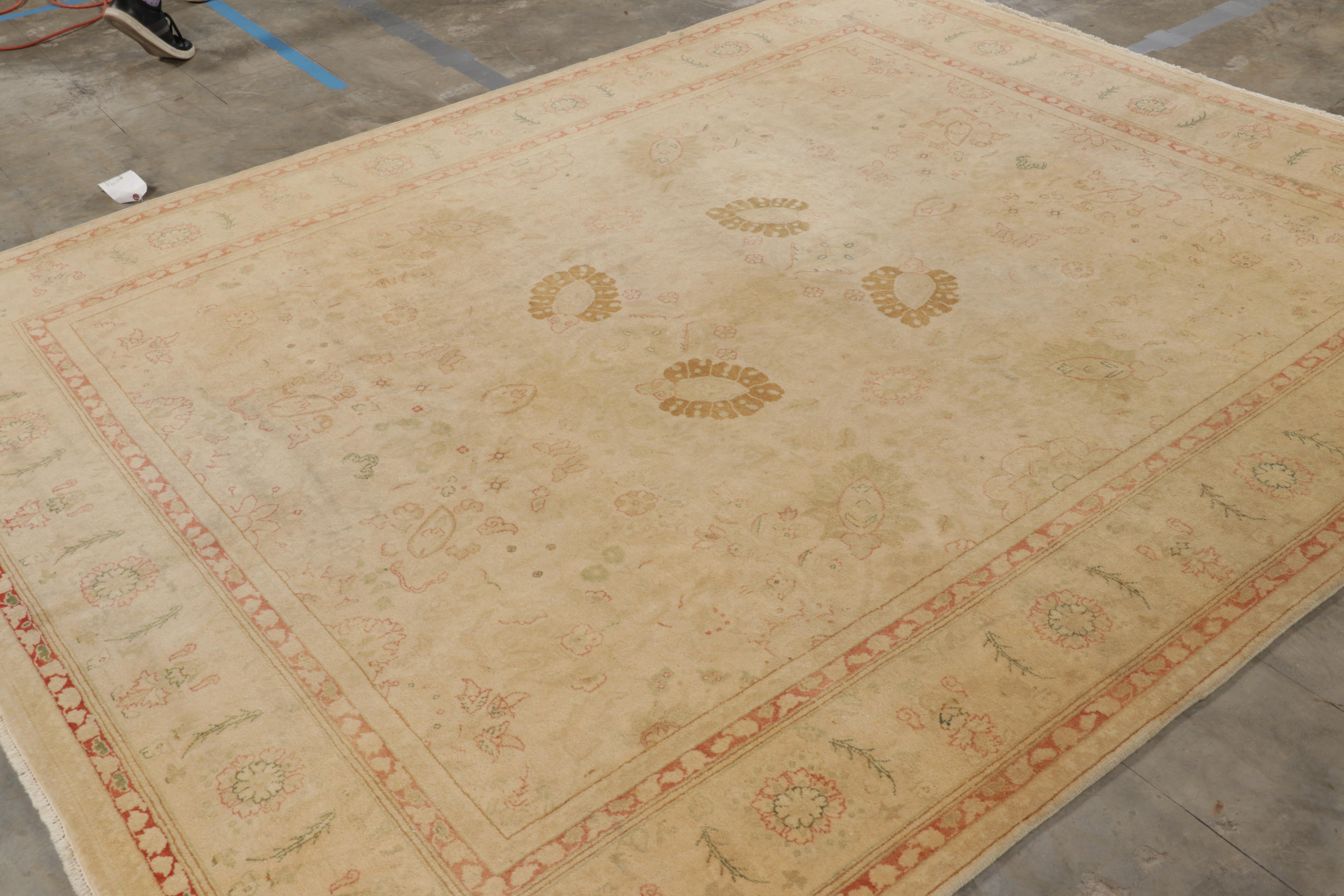 Annodato a mano Rug & Kilim è un tappeto in stile Sultanabad in beige-marrone con motivi floreali in vendita