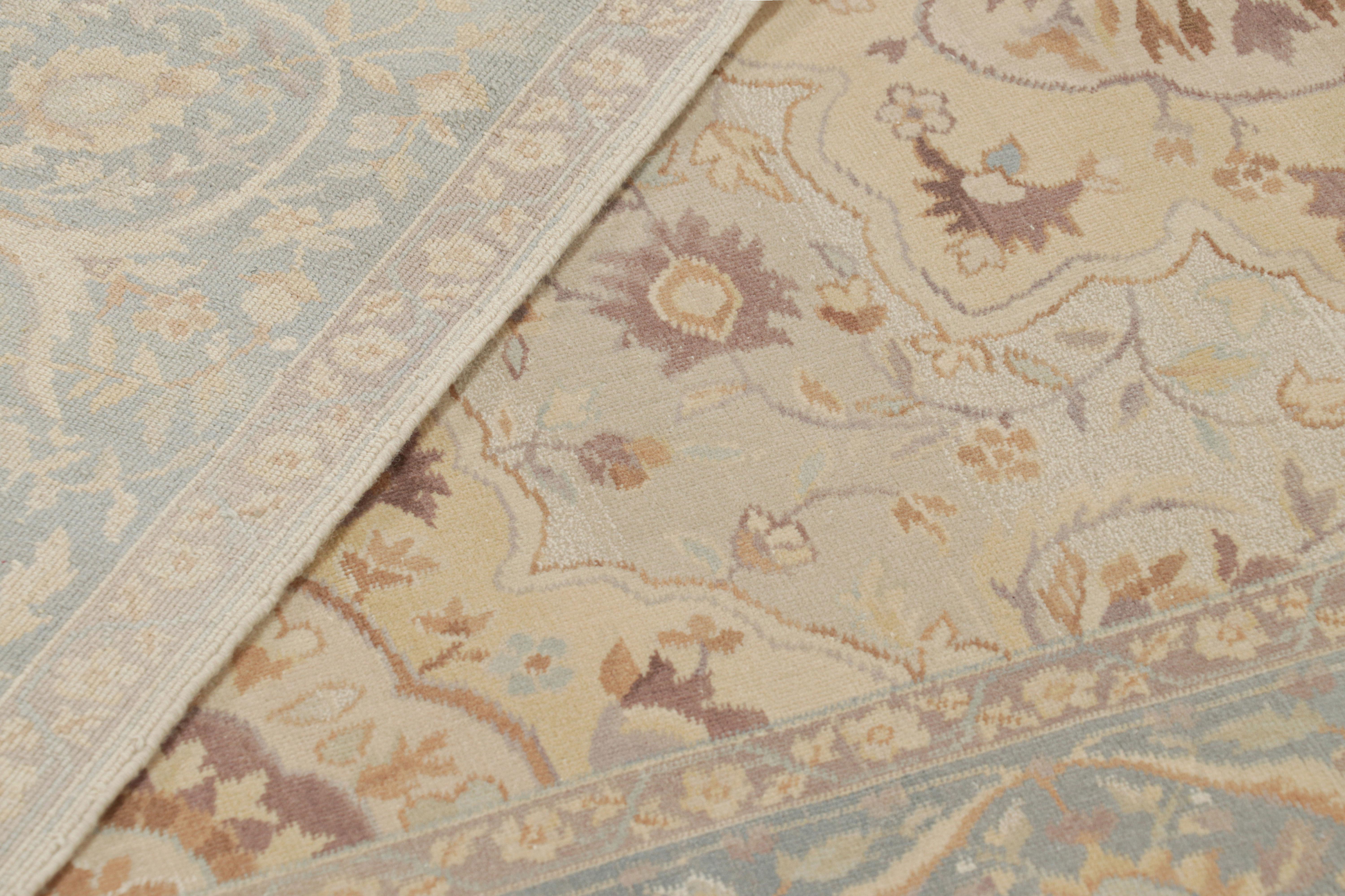 Lana Rug & Kilim è un tappeto in stile Sultanabad in beige-marrone con motivi floreali in vendita
