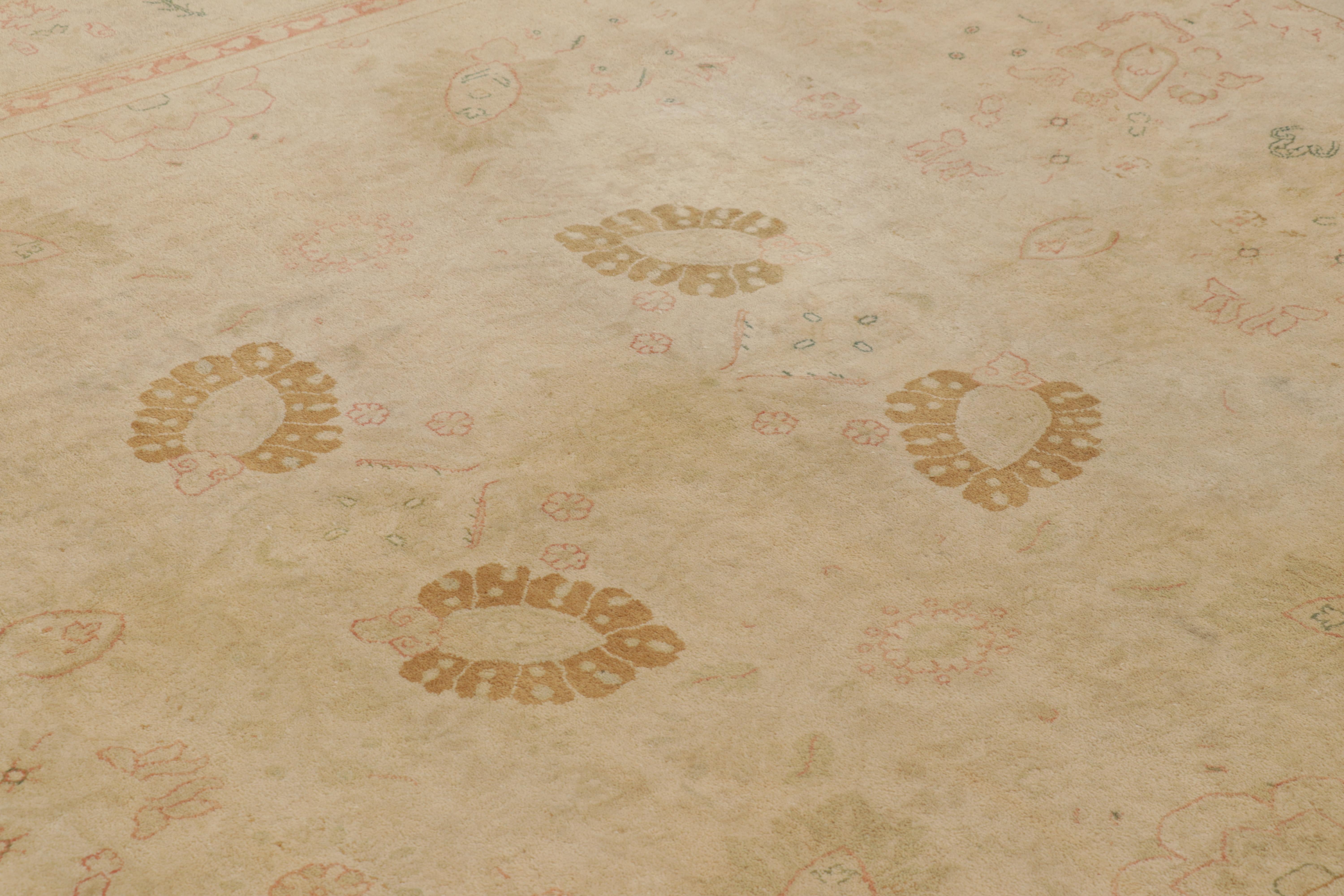 Rug & Kilim è un tappeto in stile Sultanabad in beige-marrone con motivi floreali In condizioni Nuovo in vendita a Long Island City, NY