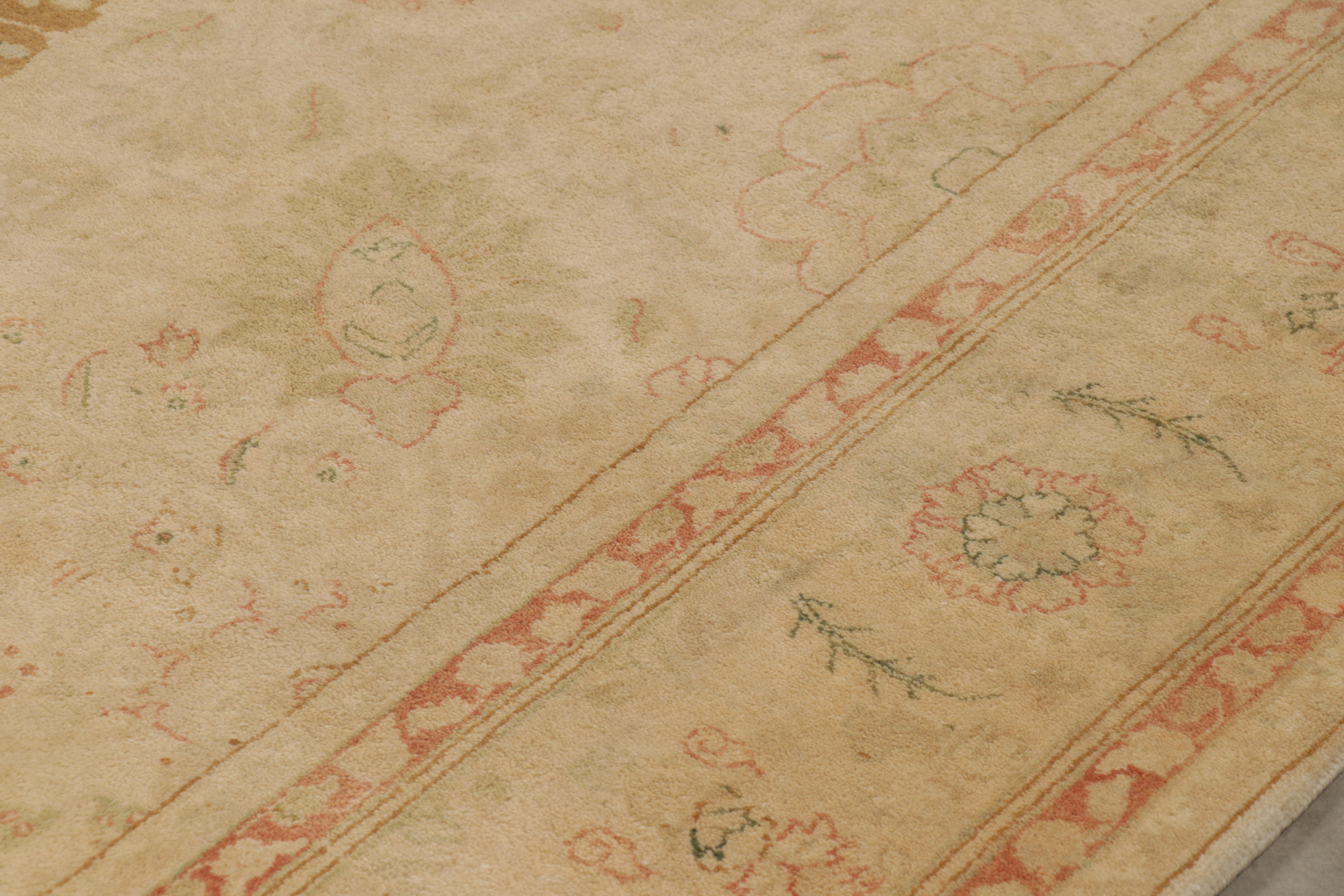 XXI secolo e contemporaneo Rug & Kilim è un tappeto in stile Sultanabad in beige-marrone con motivi floreali in vendita