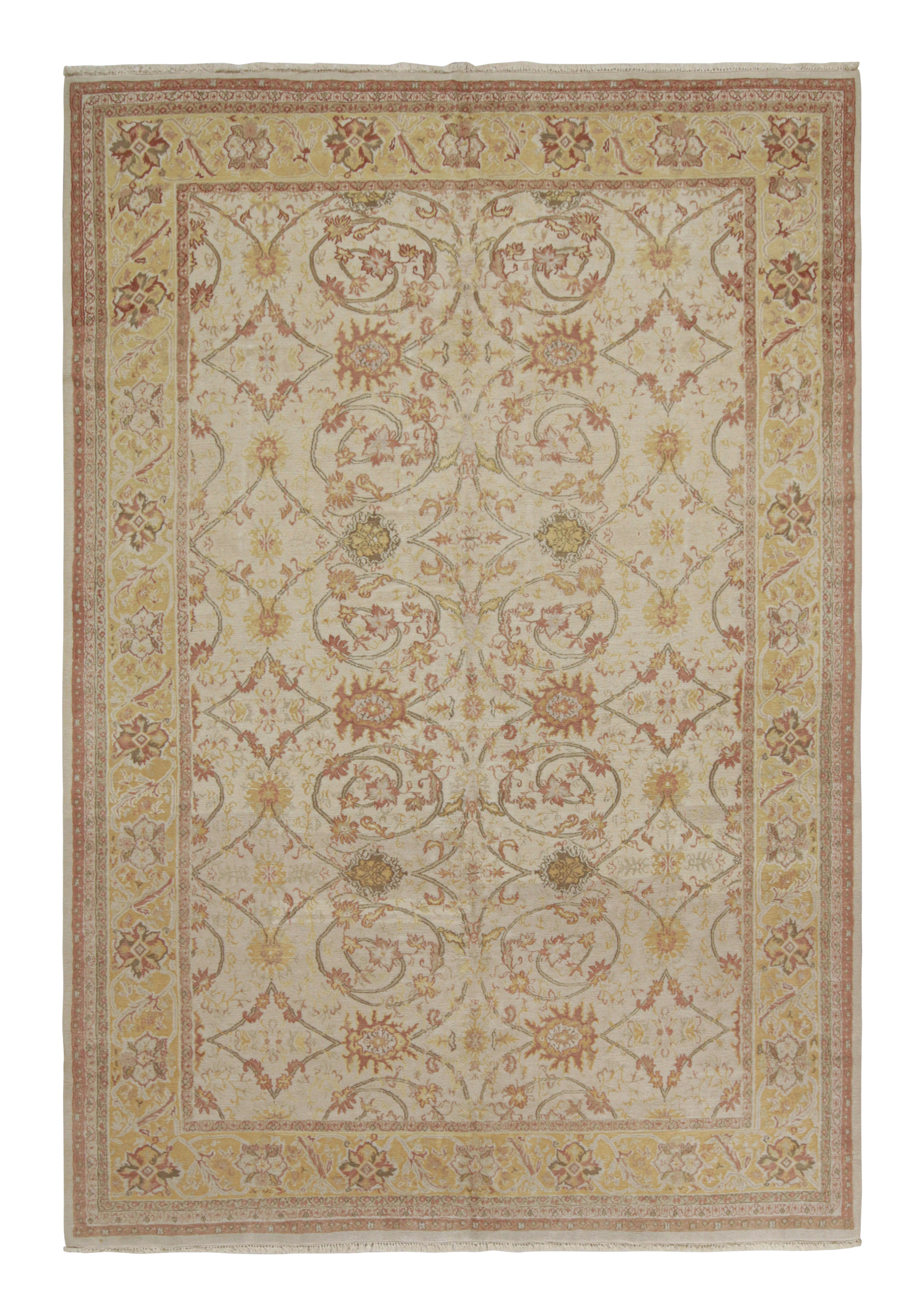 Tapis de style Sultanabad de Rug & Kilim en crème avec motifs floraux en vente