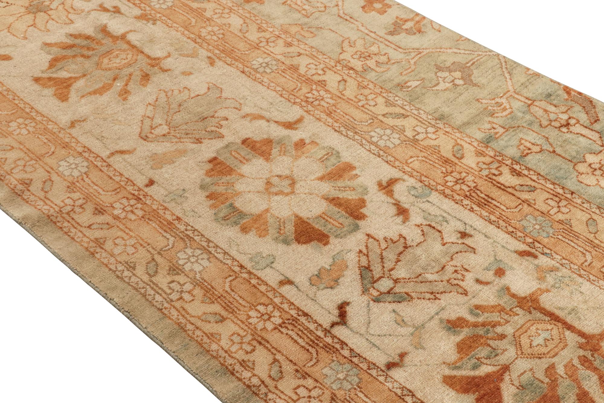 Ein extra langes Mustertuch mit 4x22 Läufern, inspiriert von persischen Sultanabad-Teppichen aus der Modern Classics Collection'S von Rug & Kilim. Handgeknüpft aus Wolle, ein Zusammenspiel von warmen Tönen in floralen Mustern mit klassischer