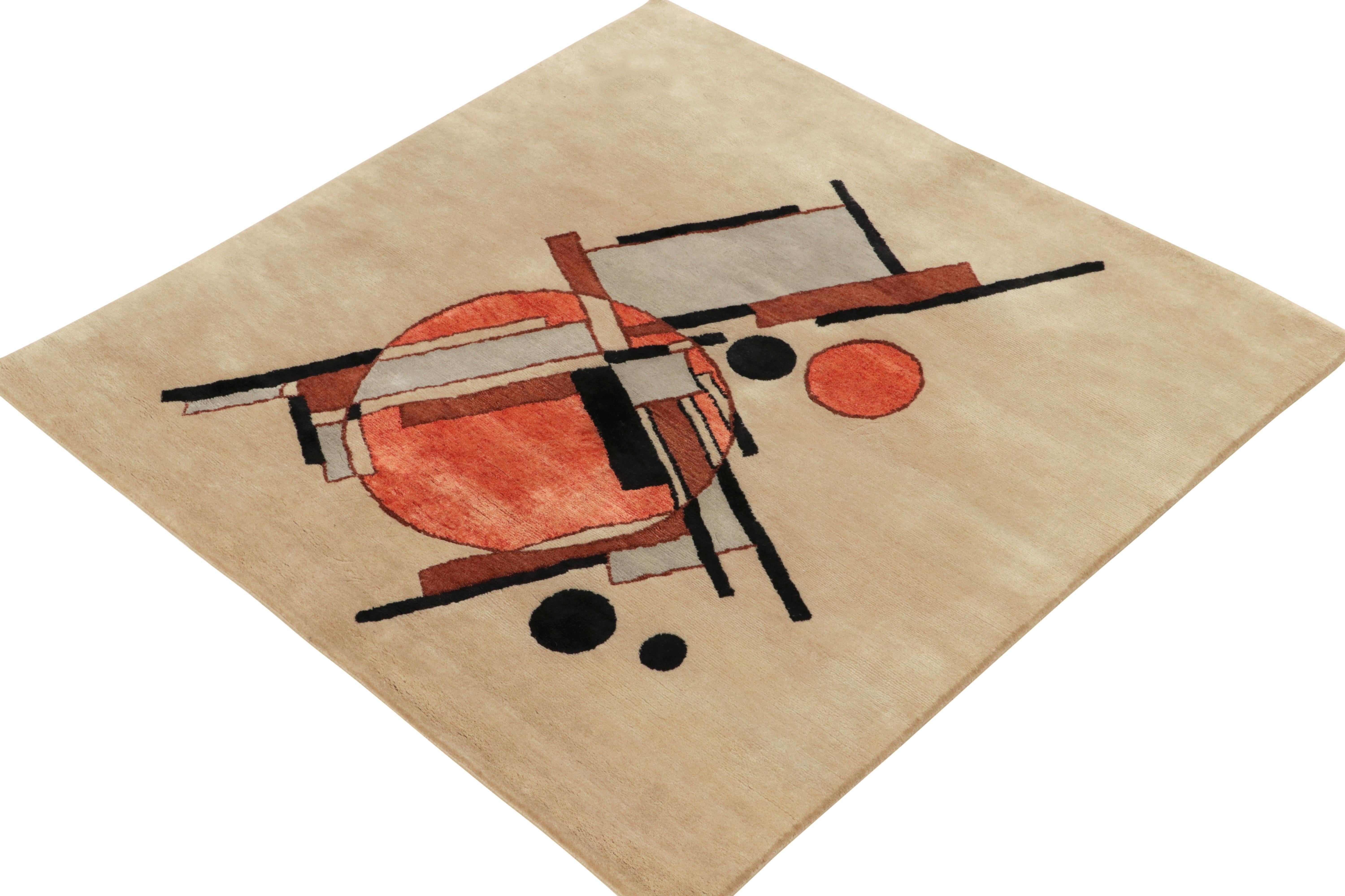 Ein zeitgenössisches Stück 5x5 aus der Deco Collection'S von Rug & Kilim, inspiriert von den Werken Kasimir Malewitschs in seinem kühnen Suprematismus-Stil. Der Teppich experimentiert mit Überlagerungen in der hohen Kunst, die in unserem neuen