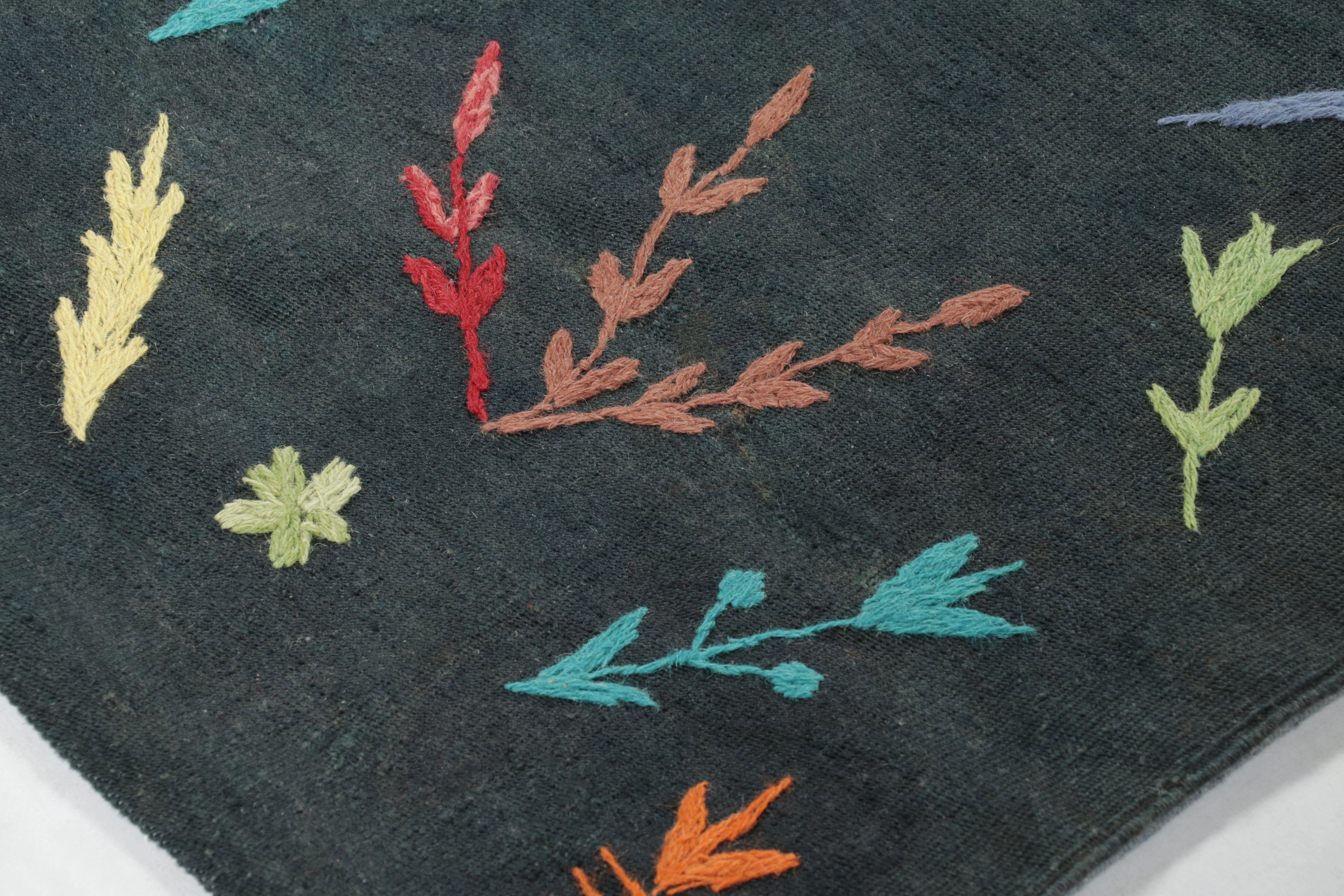 Fabricado con lana tejida a mano, este Kilim de 5x8 representa una nueva y emocionante línea de Clásicos Modernos y tejidos planos contemporáneos de Rug & Kilim: una serie de diseños inspirados en los antiguos Kilims y tejidos Suzani, una de las