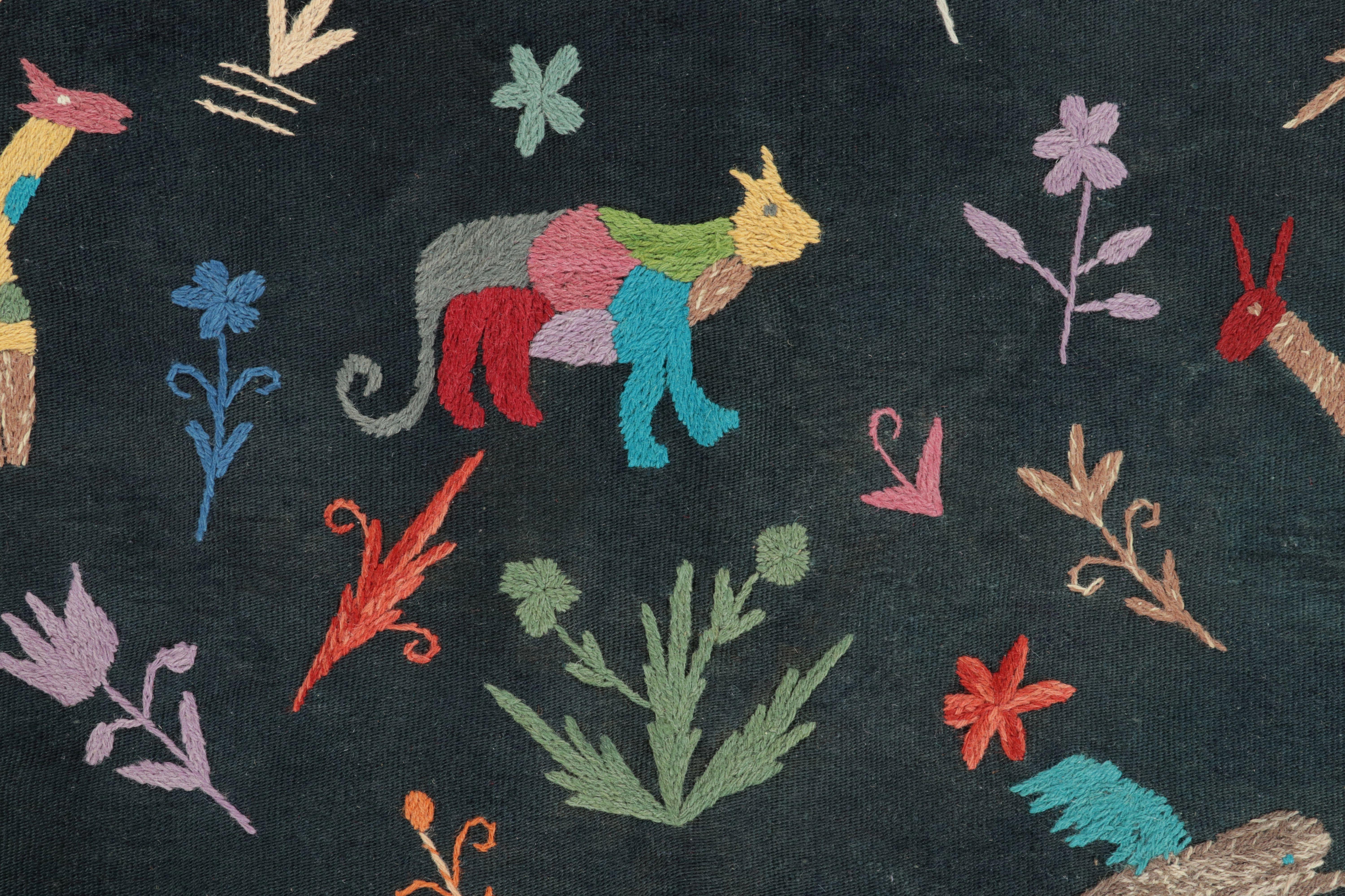 Kilim inspirado en Suzani de Rug & Kilim, negro con vibrantes dibujos de animales Pakistaní en venta