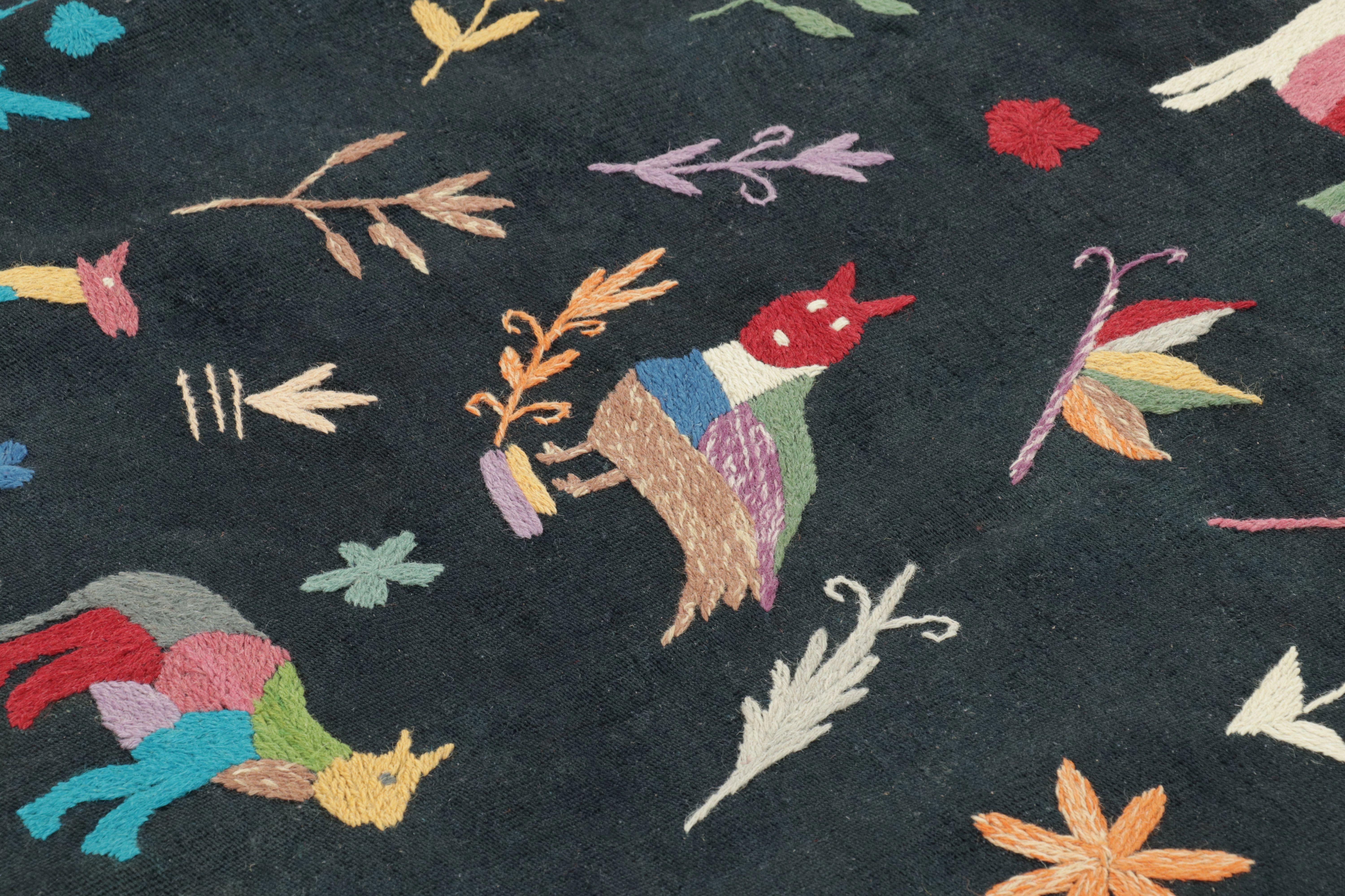 Kilim inspirado en Suzani de Rug & Kilim, negro con vibrantes dibujos de animales Tejido a mano en venta