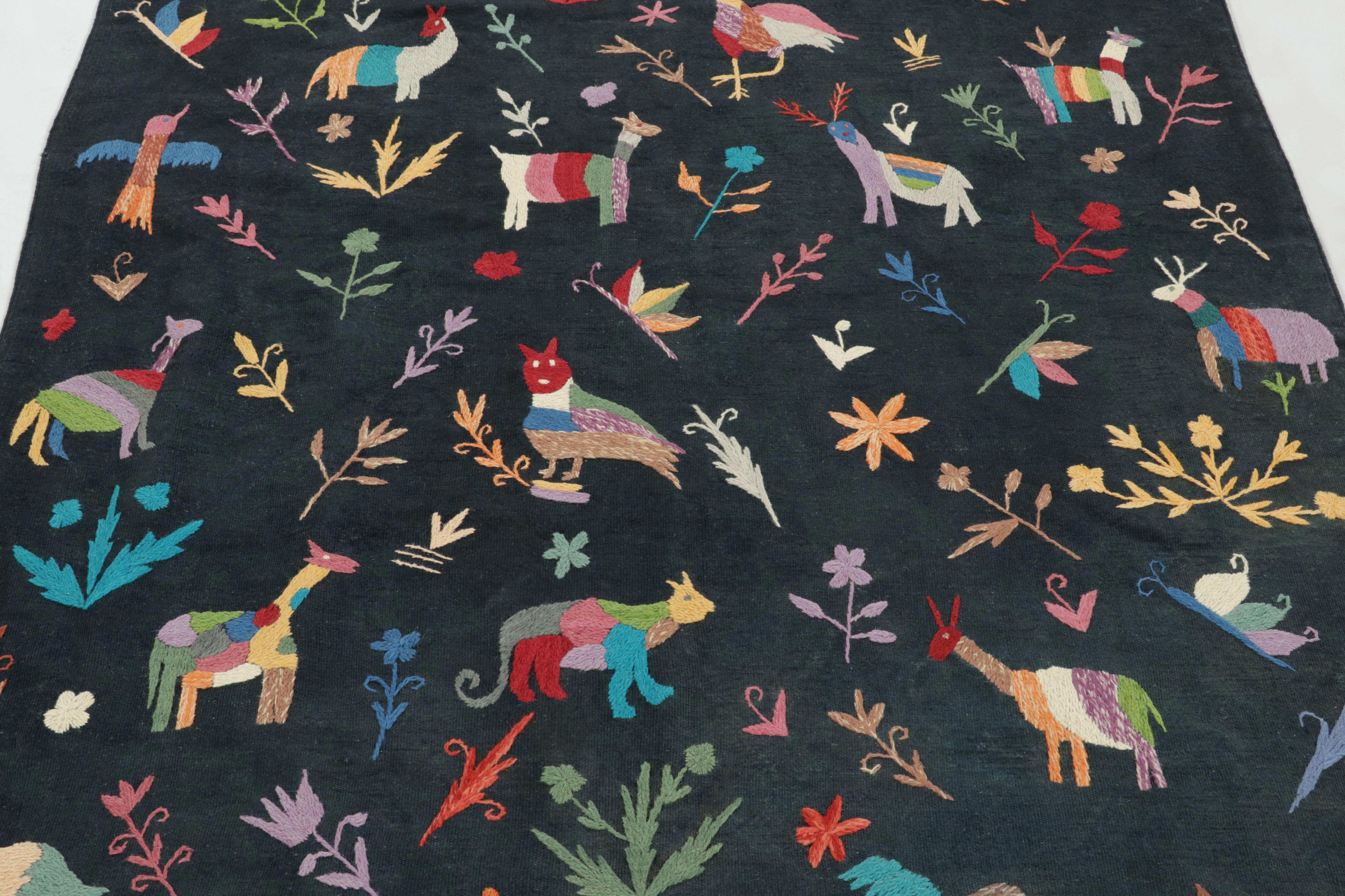 Kilim inspirado en Suzani de Rug & Kilim, negro con vibrantes dibujos de animales en Nuevo estado para la venta en Long Island City, NY