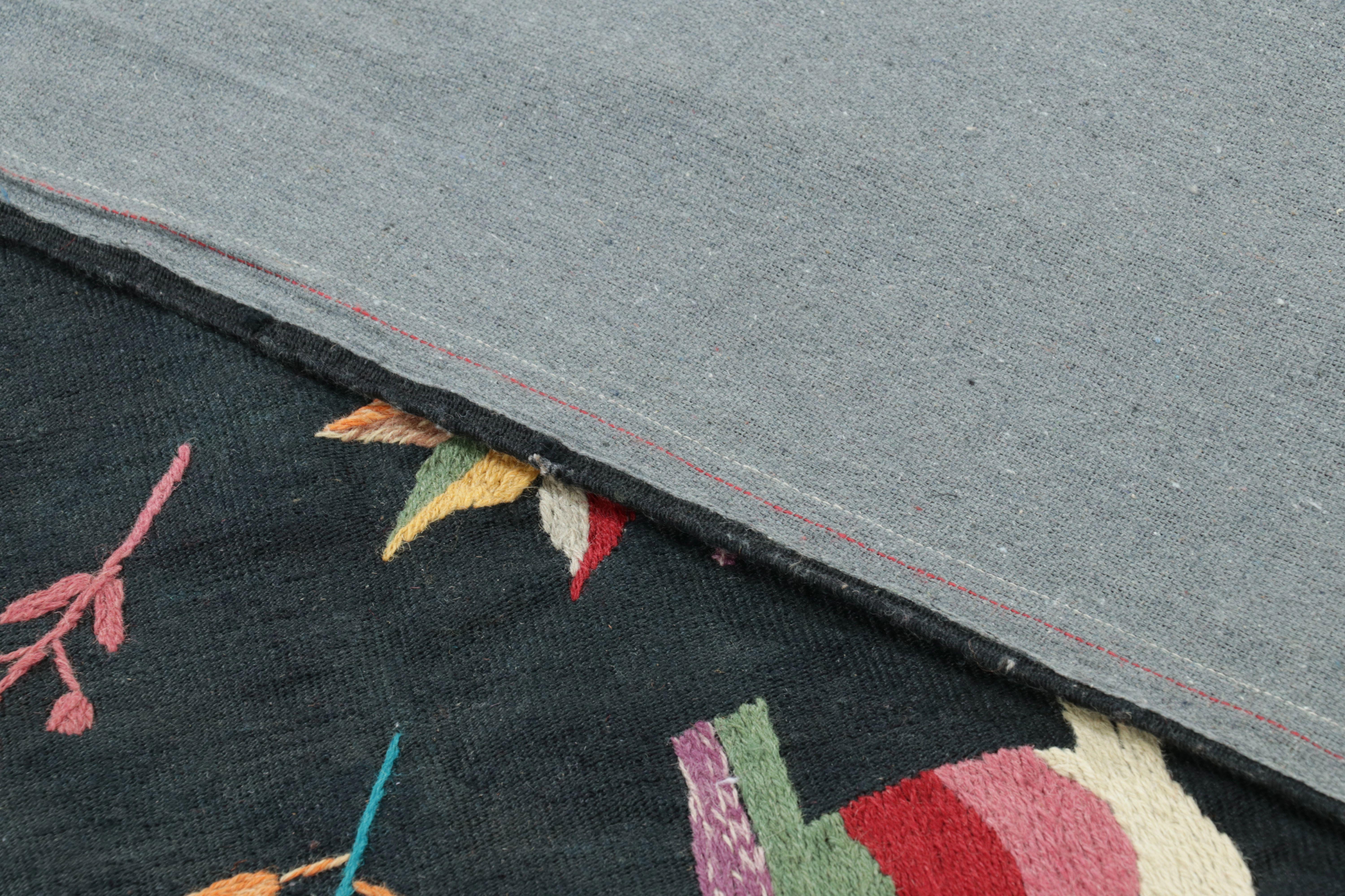 Kilim inspirado en Suzani de Rug & Kilim, negro con vibrantes dibujos de animales Siglo XXI y contemporáneo en venta