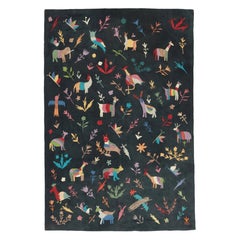 Rug 
Kilim
s Suzani-inspirierter Kelim, schwarz mit lebhaften Tierbildern