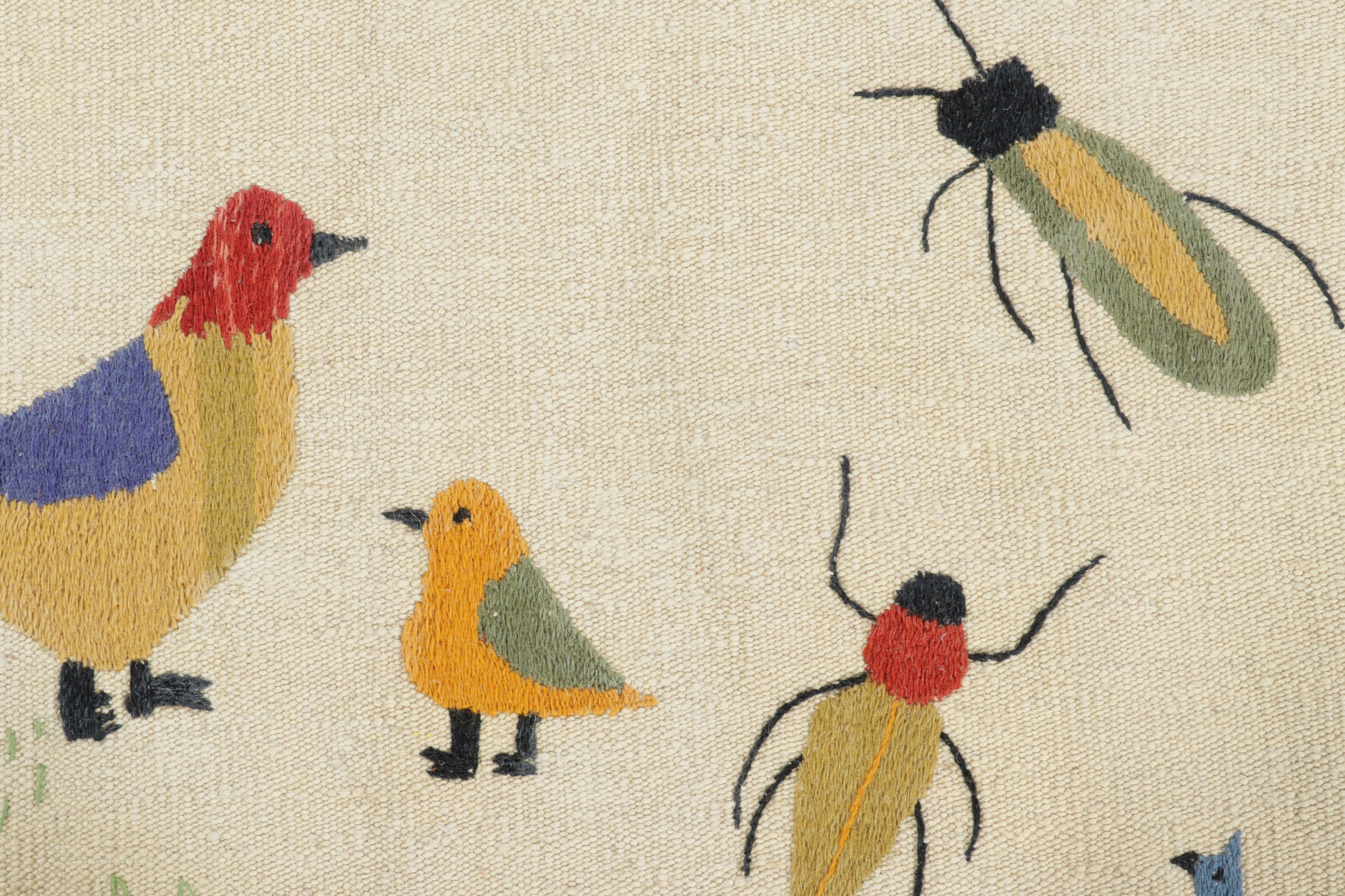 Kilim de Rug & Kilim inspirado en Suzani, juguetones dibujos de animales sobre blanco crema Pakistaní en venta