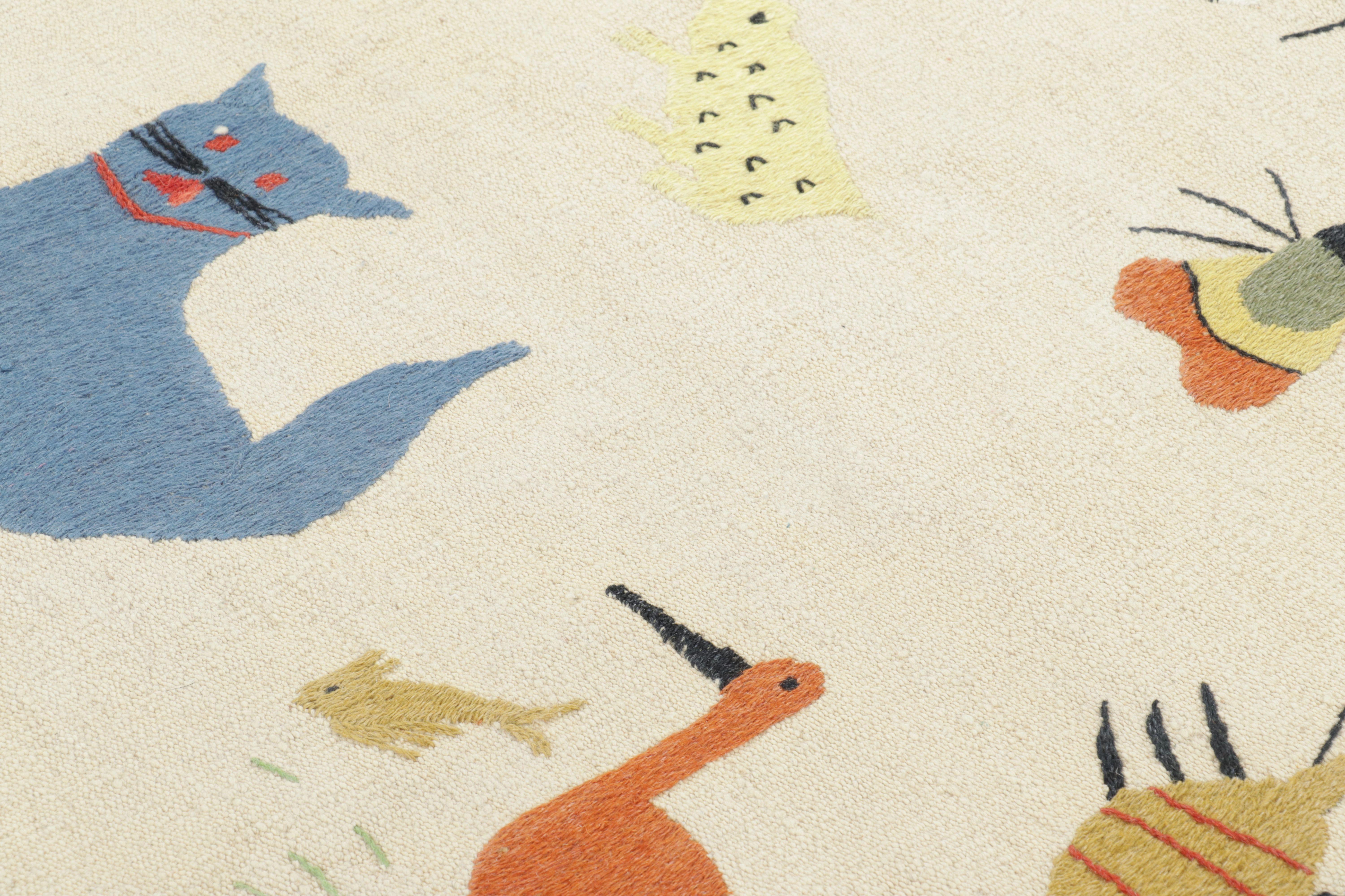Kilim de Rug & Kilim inspirado en Suzani, juguetones dibujos de animales sobre blanco crema Tejido a mano en venta