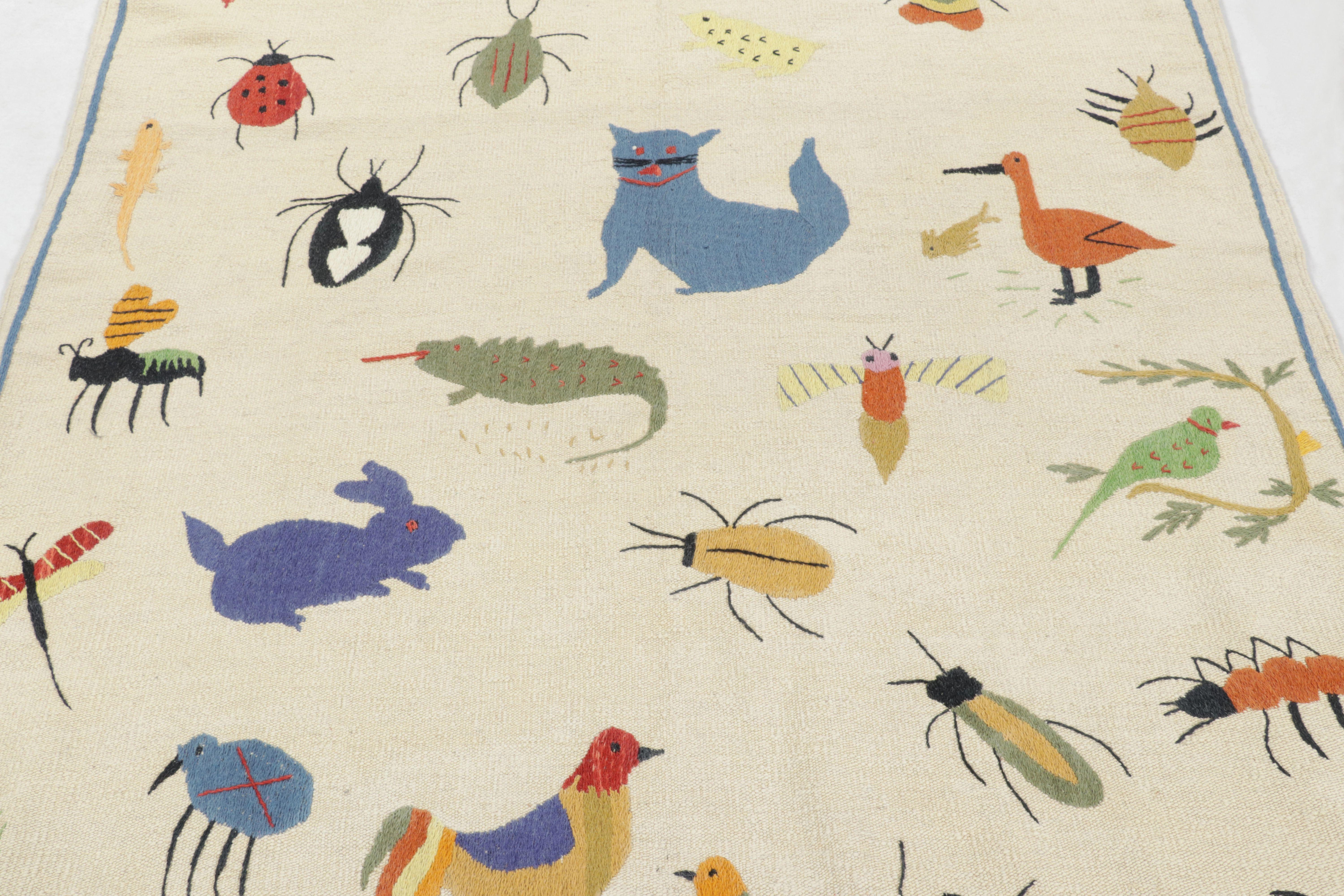 Kilim de Rug & Kilim inspirado en Suzani, juguetones dibujos de animales sobre blanco crema en Nuevo estado para la venta en Long Island City, NY