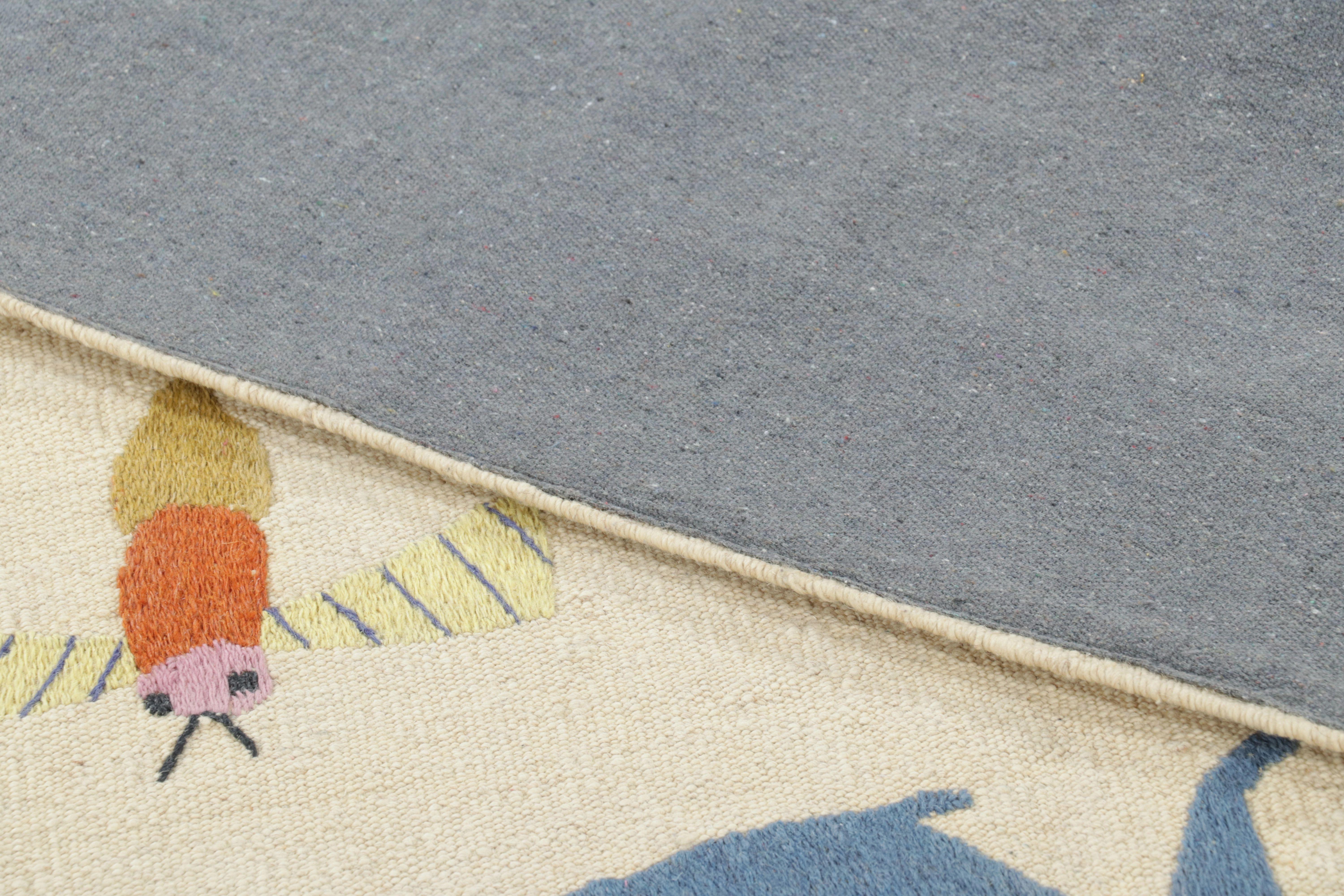 Kilim de Rug & Kilim inspirado en Suzani, juguetones dibujos de animales sobre blanco crema Siglo XXI y contemporáneo en venta