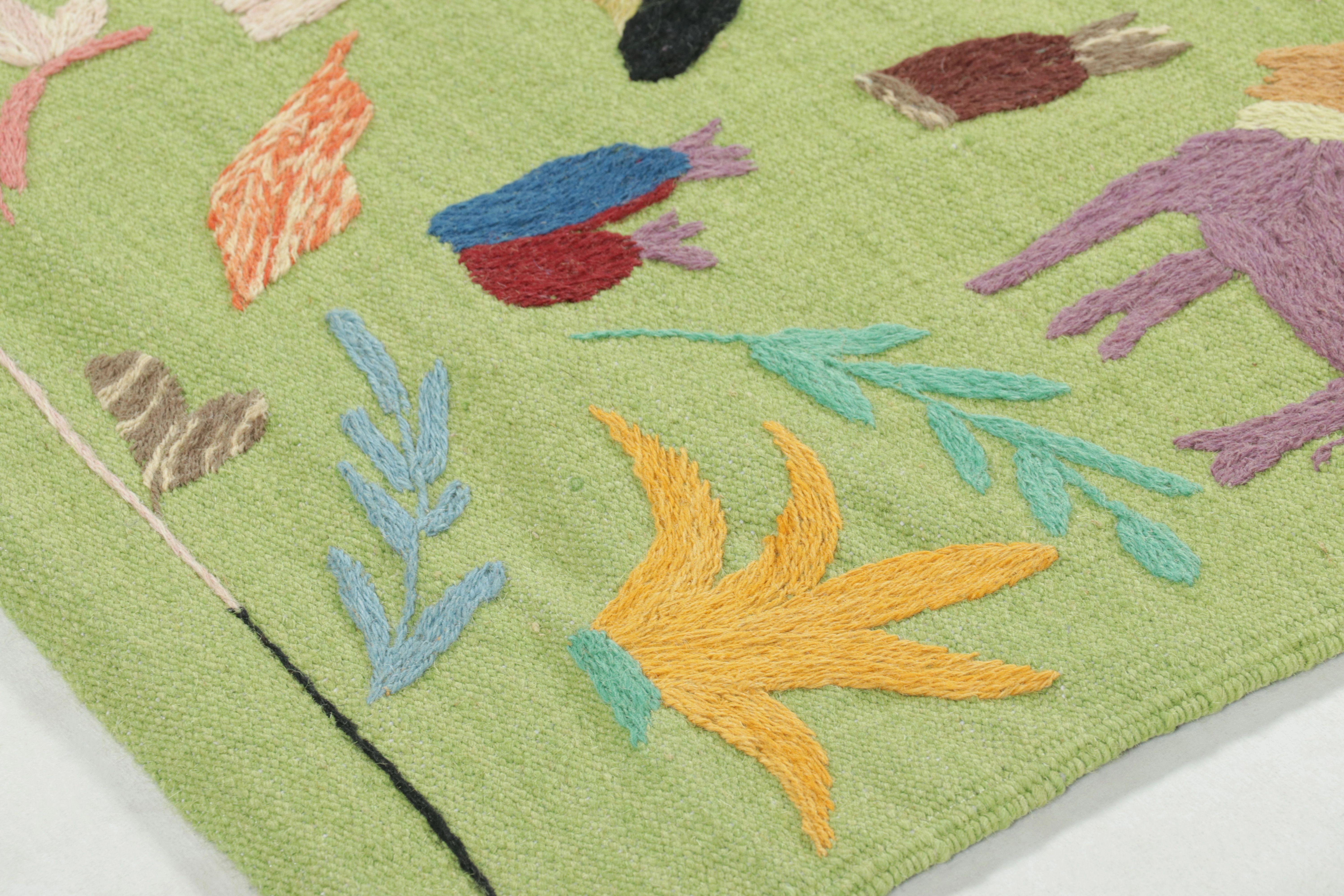  Fabricado con lana tejida a mano, este Kilim de 3x8 representa una nueva y emocionante línea de Clásicos Modernos y tejidos planos contemporáneos de Rug & Kilim: una serie de diseños inspirados en los antiguos Kilims y tejidos Suzani, una de las