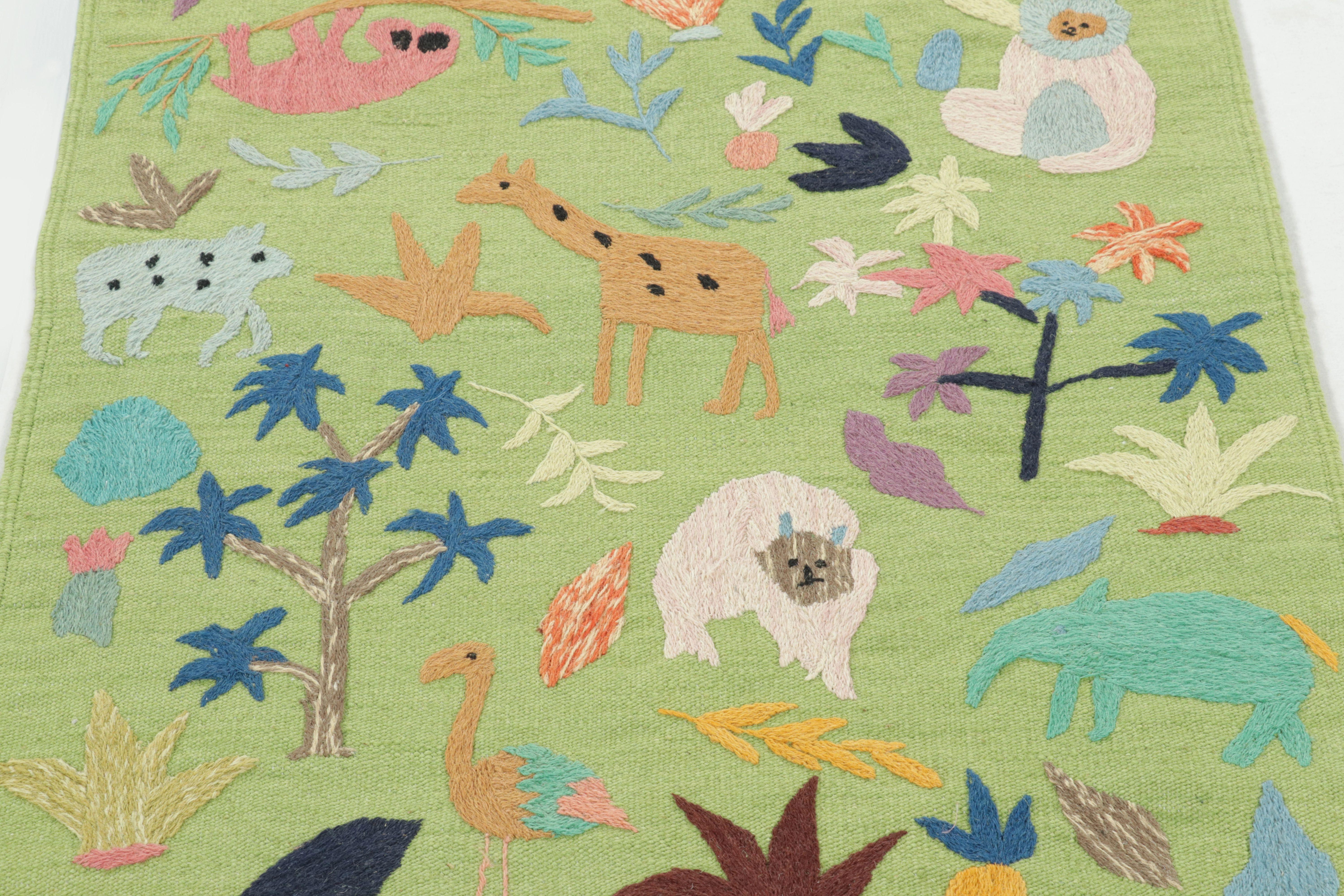 Traves de Mesa Suzani de Rug & Kilim, Vibrantes Dibujos de Animales en Verde Pakistaní en venta