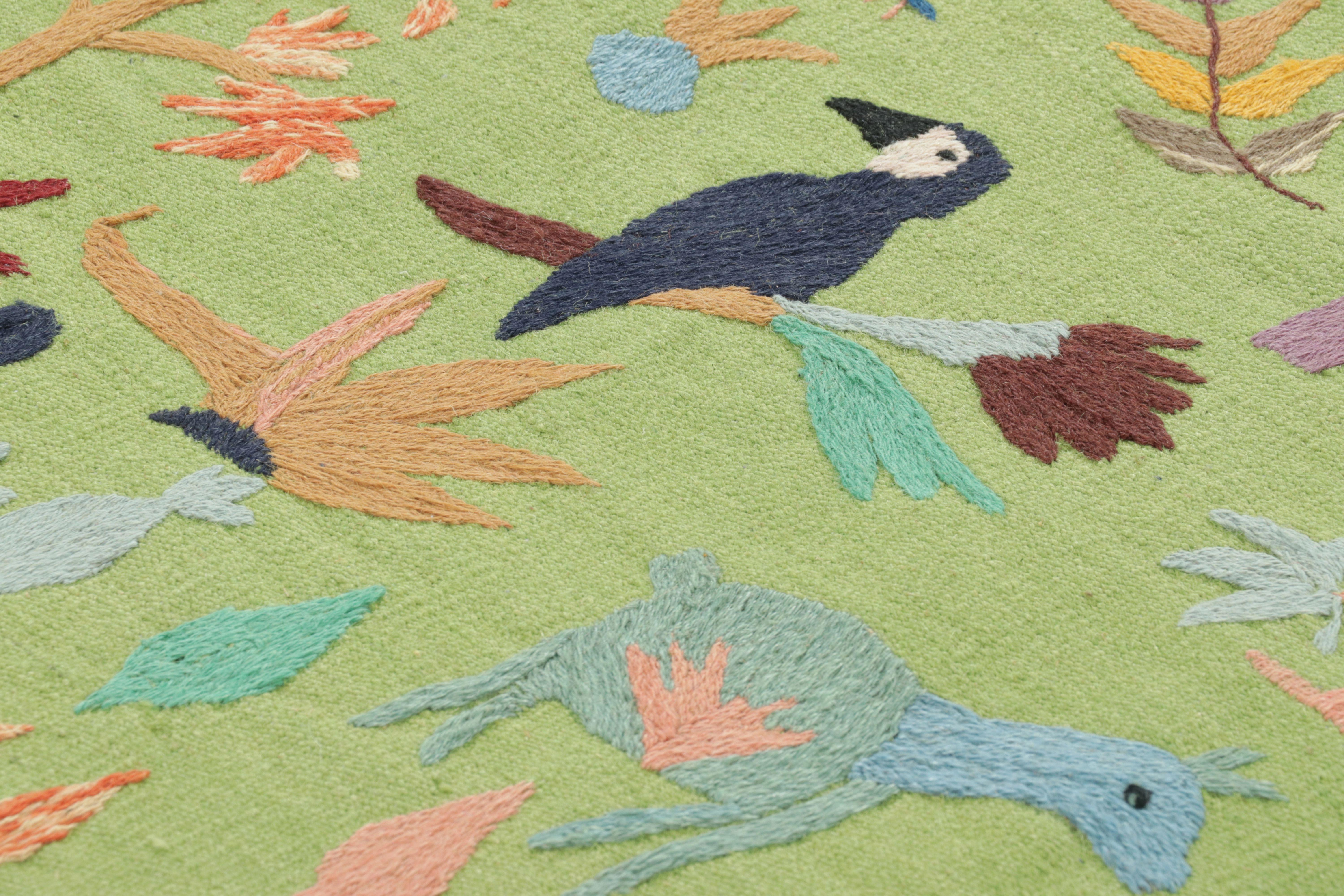 Traves de Mesa Suzani de Rug & Kilim, Vibrantes Dibujos de Animales en Verde Tejido a mano en venta