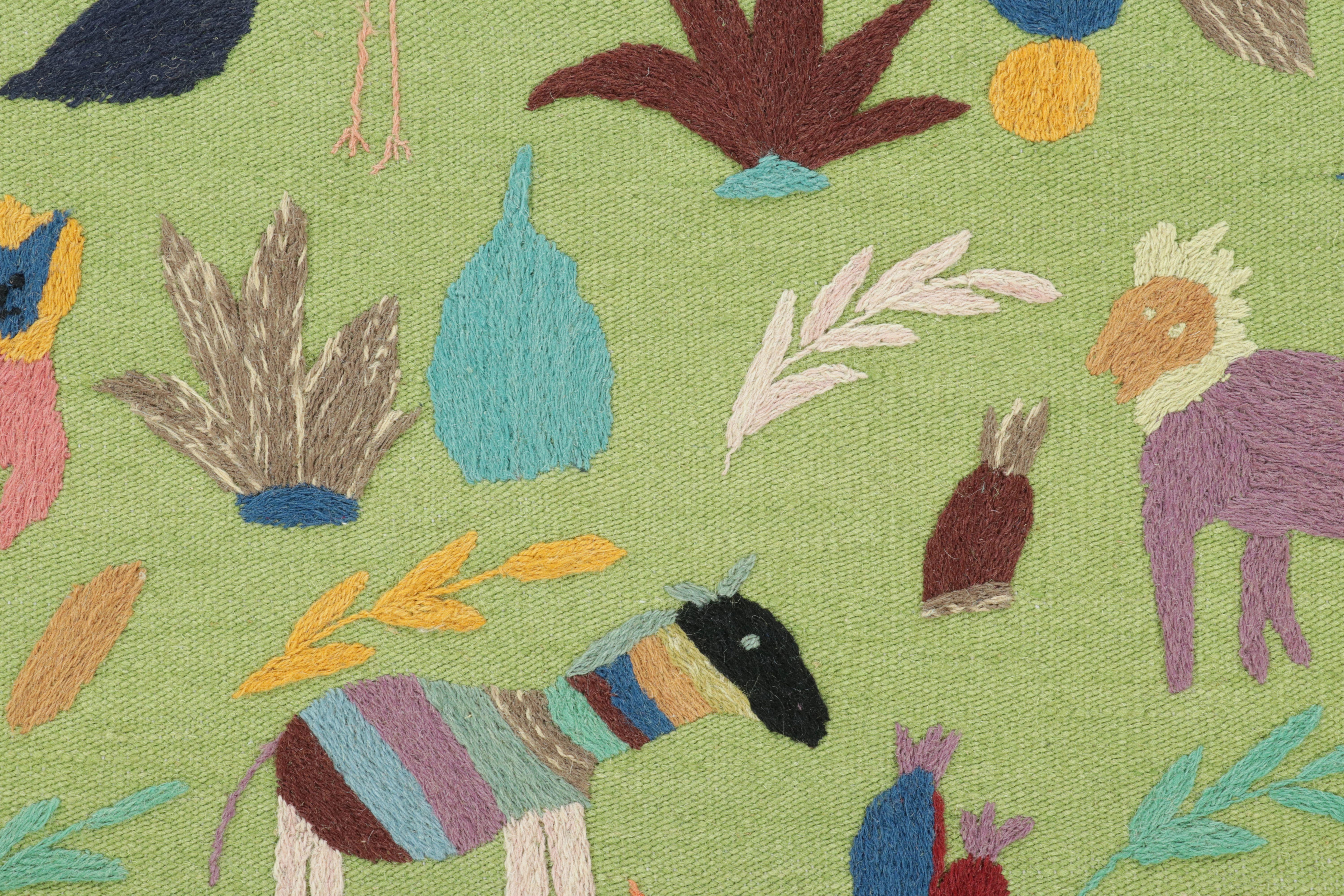Traves de Mesa Suzani de Rug & Kilim, Vibrantes Dibujos de Animales en Verde en Nuevo estado para la venta en Long Island City, NY