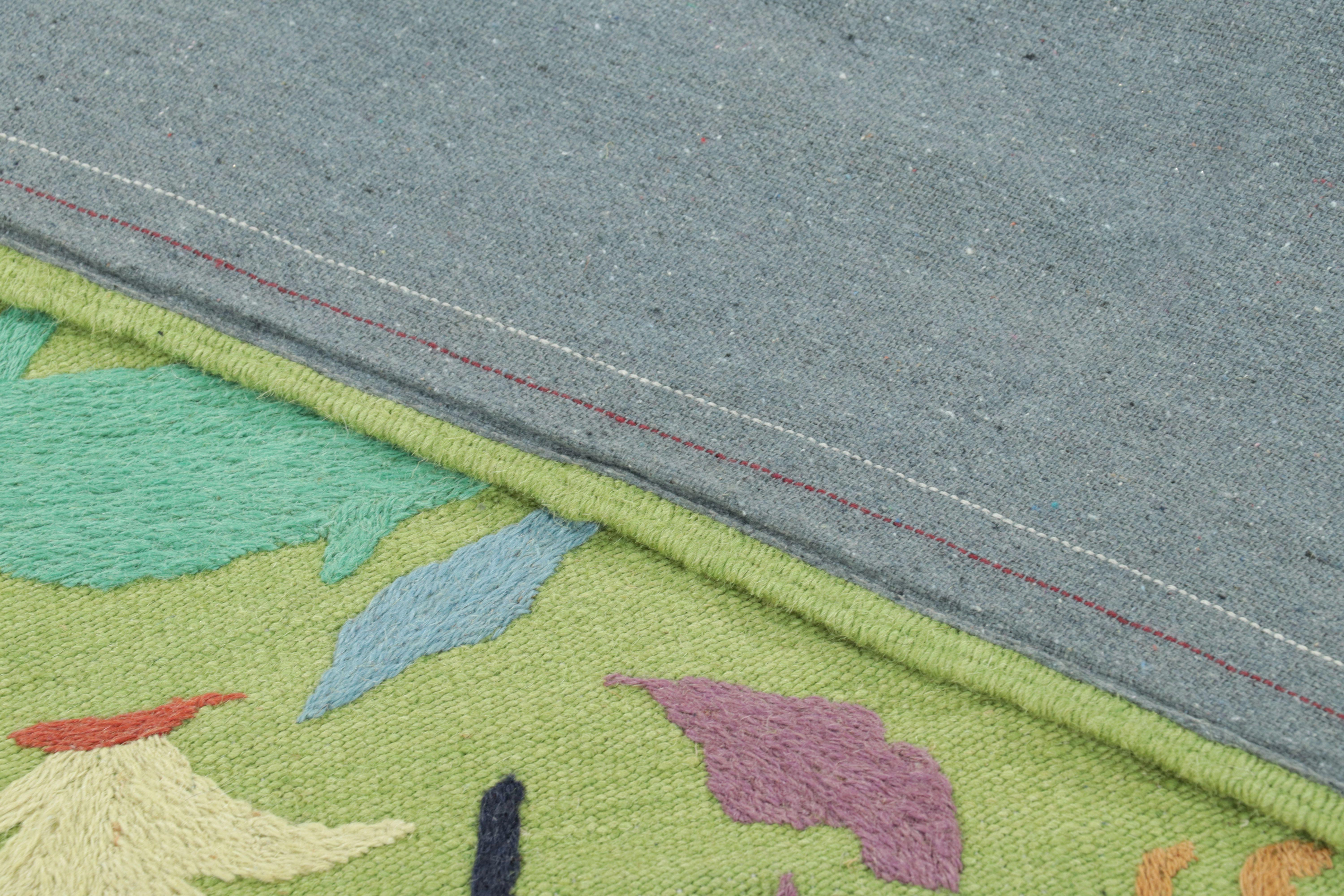 Traves de Mesa Suzani de Rug & Kilim, Vibrantes Dibujos de Animales en Verde Siglo XXI y contemporáneo en venta