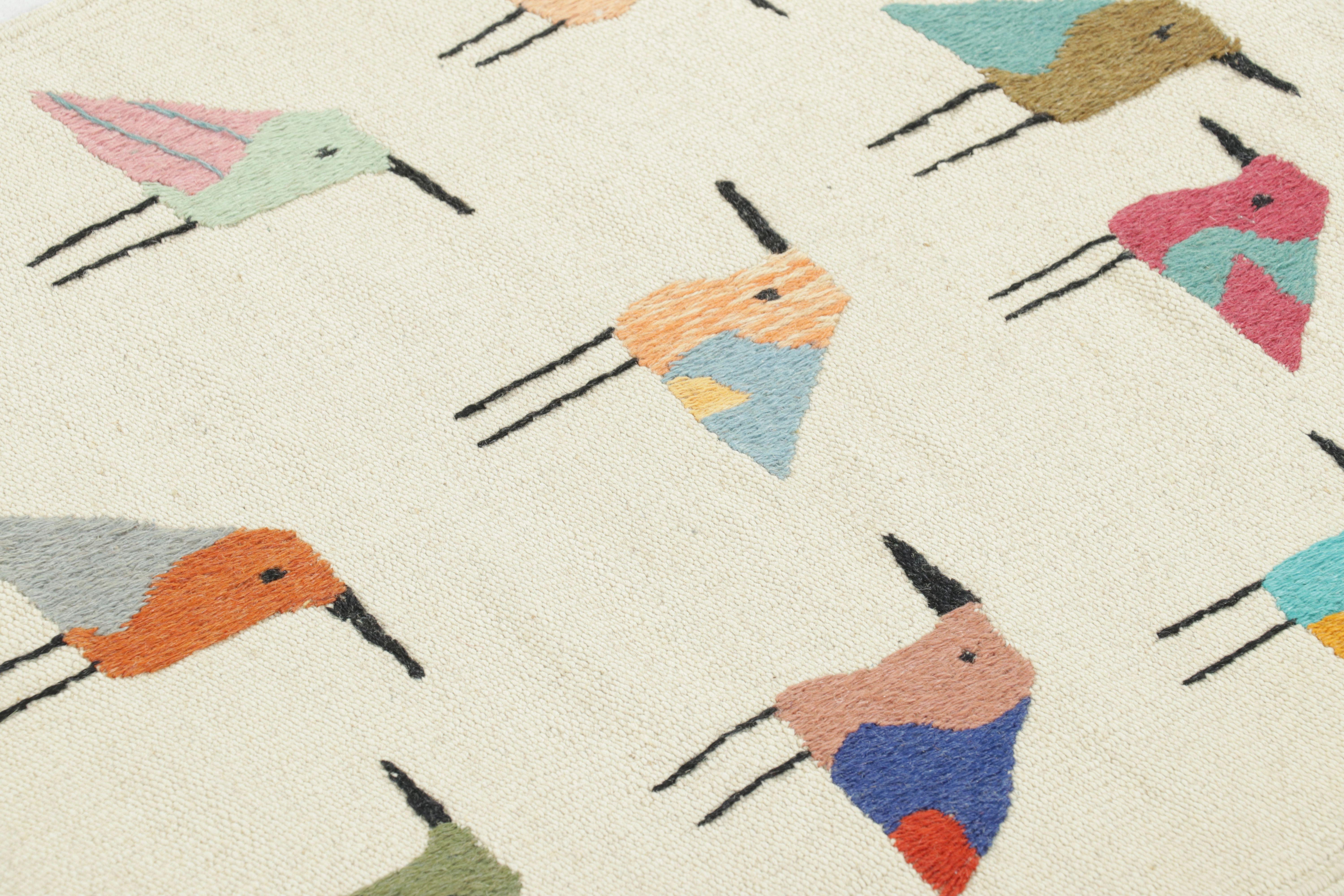 Traves de Mesa Suzani de Rug & Kilim, Vibrantes Dibujos de Pájaros sobre Blanco Pakistaní en venta