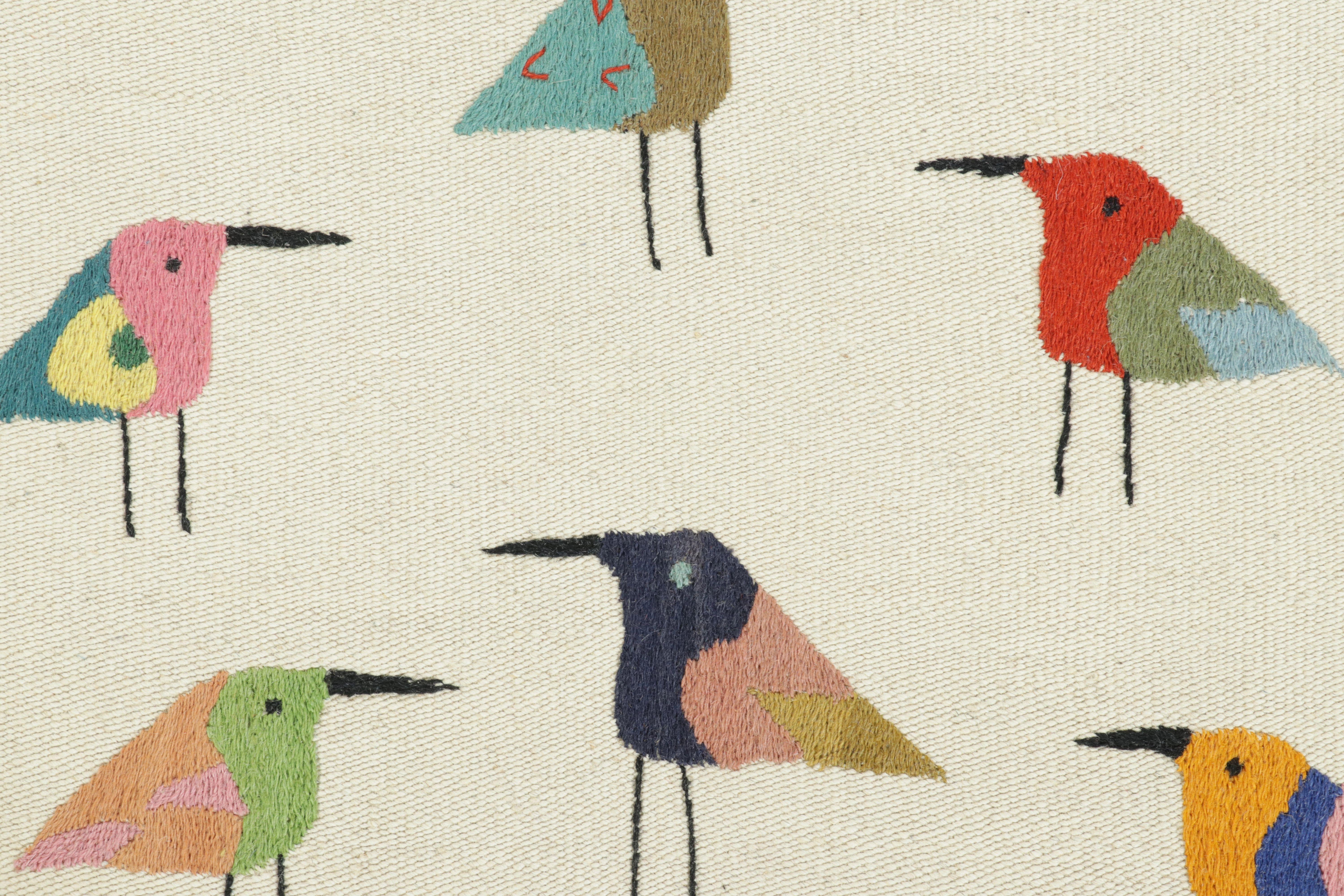 Traves de Mesa Suzani de Rug & Kilim, Vibrantes Dibujos de Pájaros sobre Blanco Tejido a mano en venta