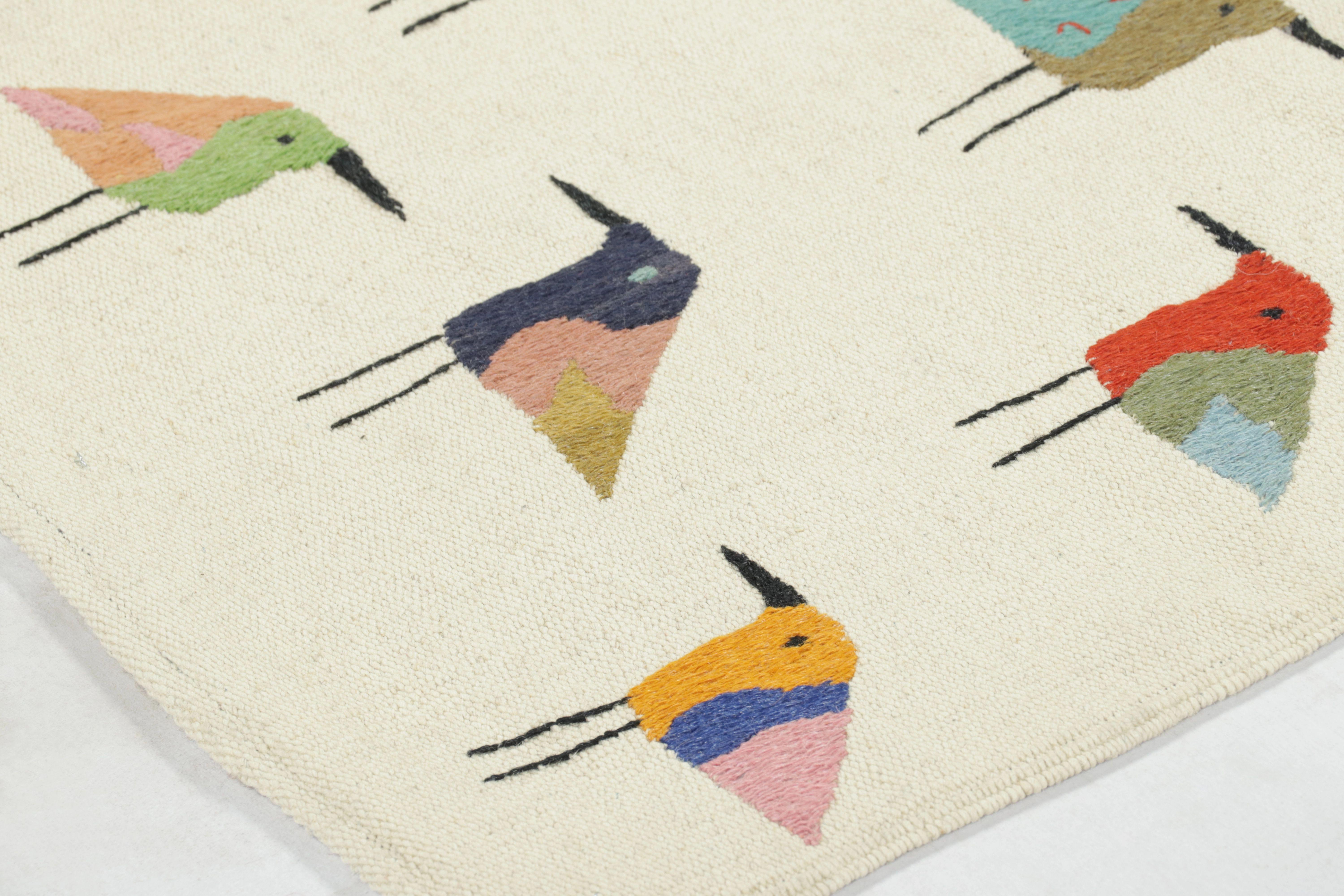 Traves de Mesa Suzani de Rug & Kilim, Vibrantes Dibujos de Pájaros sobre Blanco en Nuevo estado para la venta en Long Island City, NY