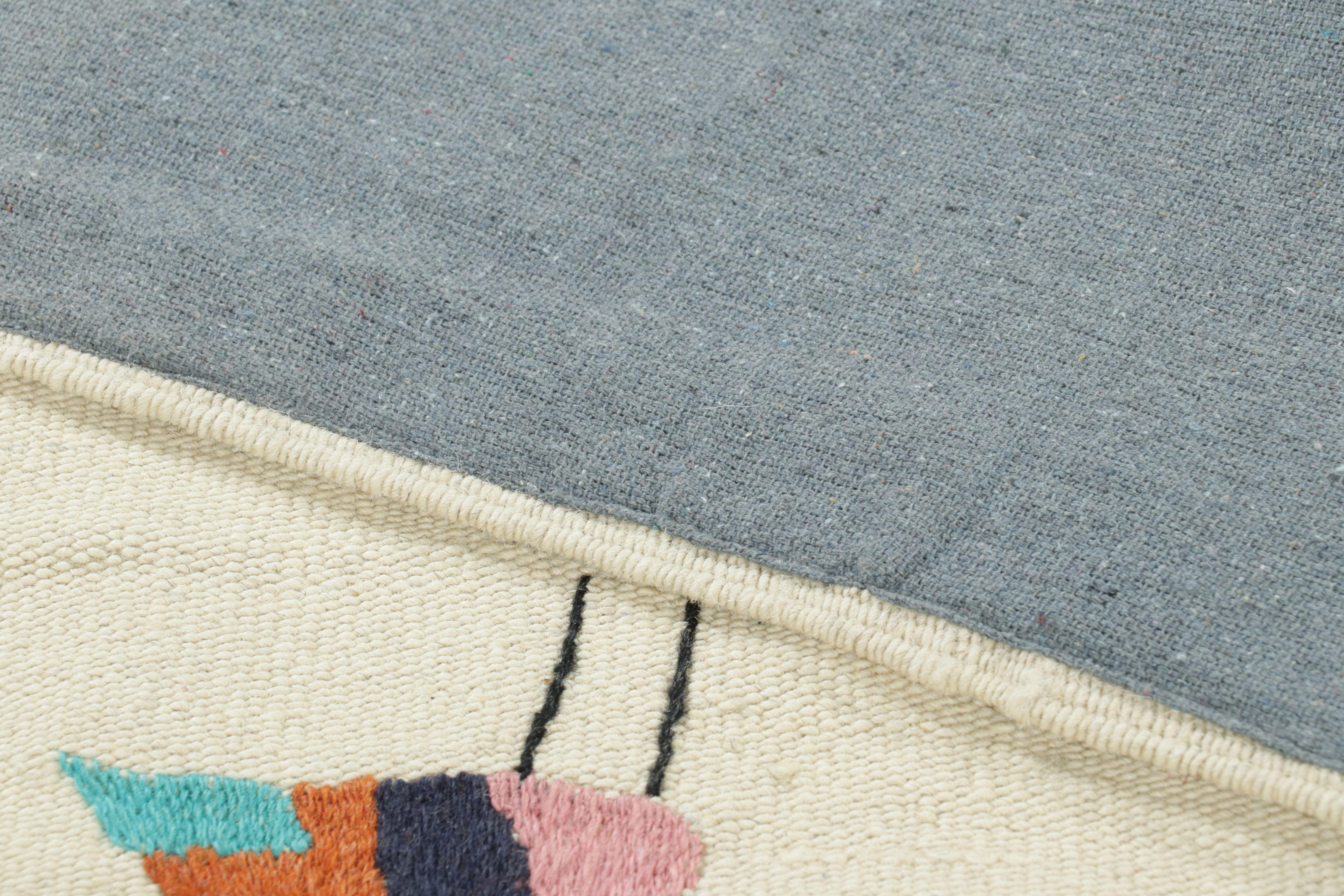 Traves de Mesa Suzani de Rug & Kilim, Vibrantes Dibujos de Pájaros sobre Blanco Siglo XXI y contemporáneo en venta