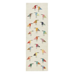 Traves de Mesa Suzani de Rug 
Kilim, Vibrantes Dibujos de Pájaros sobre Blanco