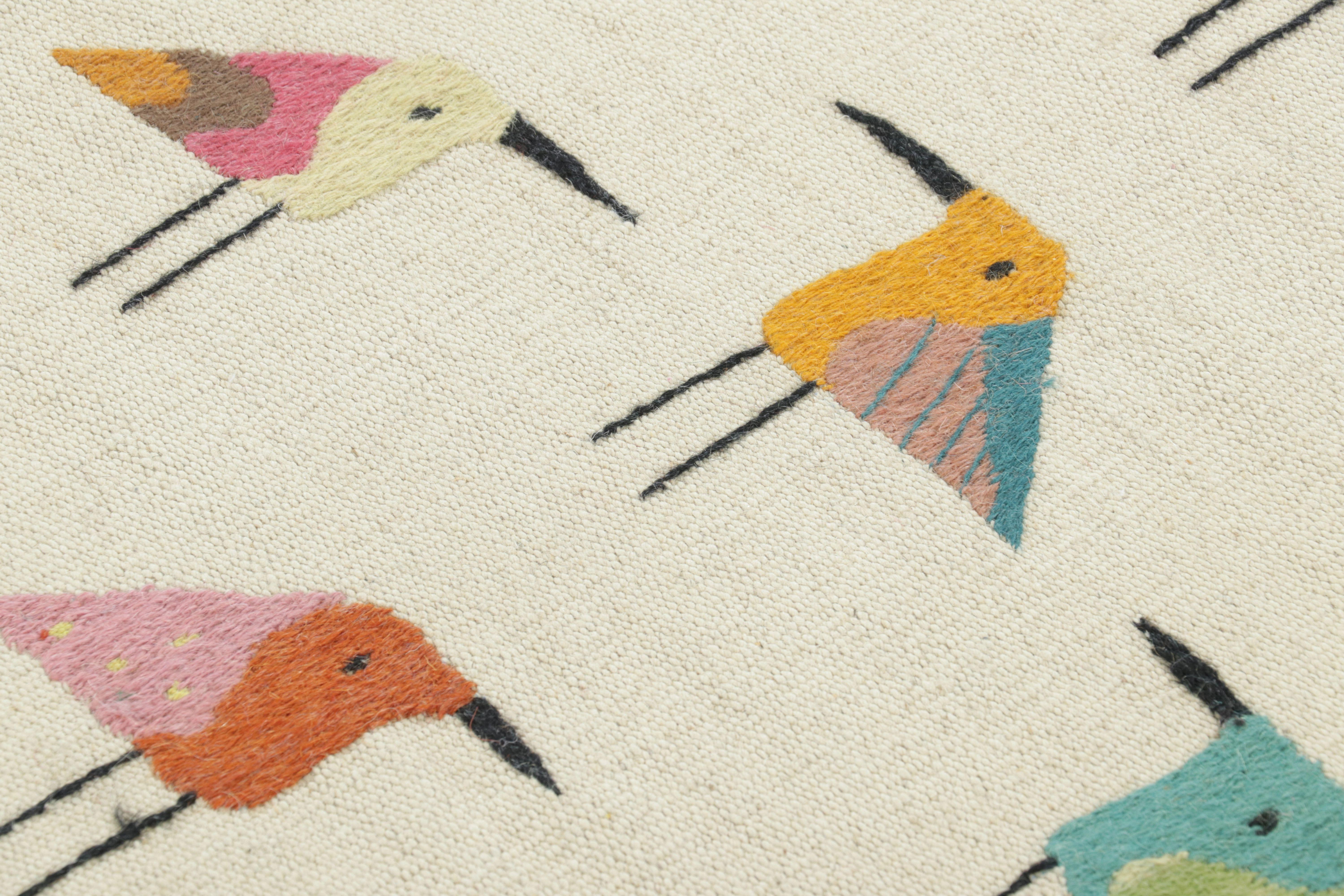 Traves de Mesa Suzani de Rug & Kilim, Blanco con Dibujos de Pájaros Juguetones Tejido a mano en venta