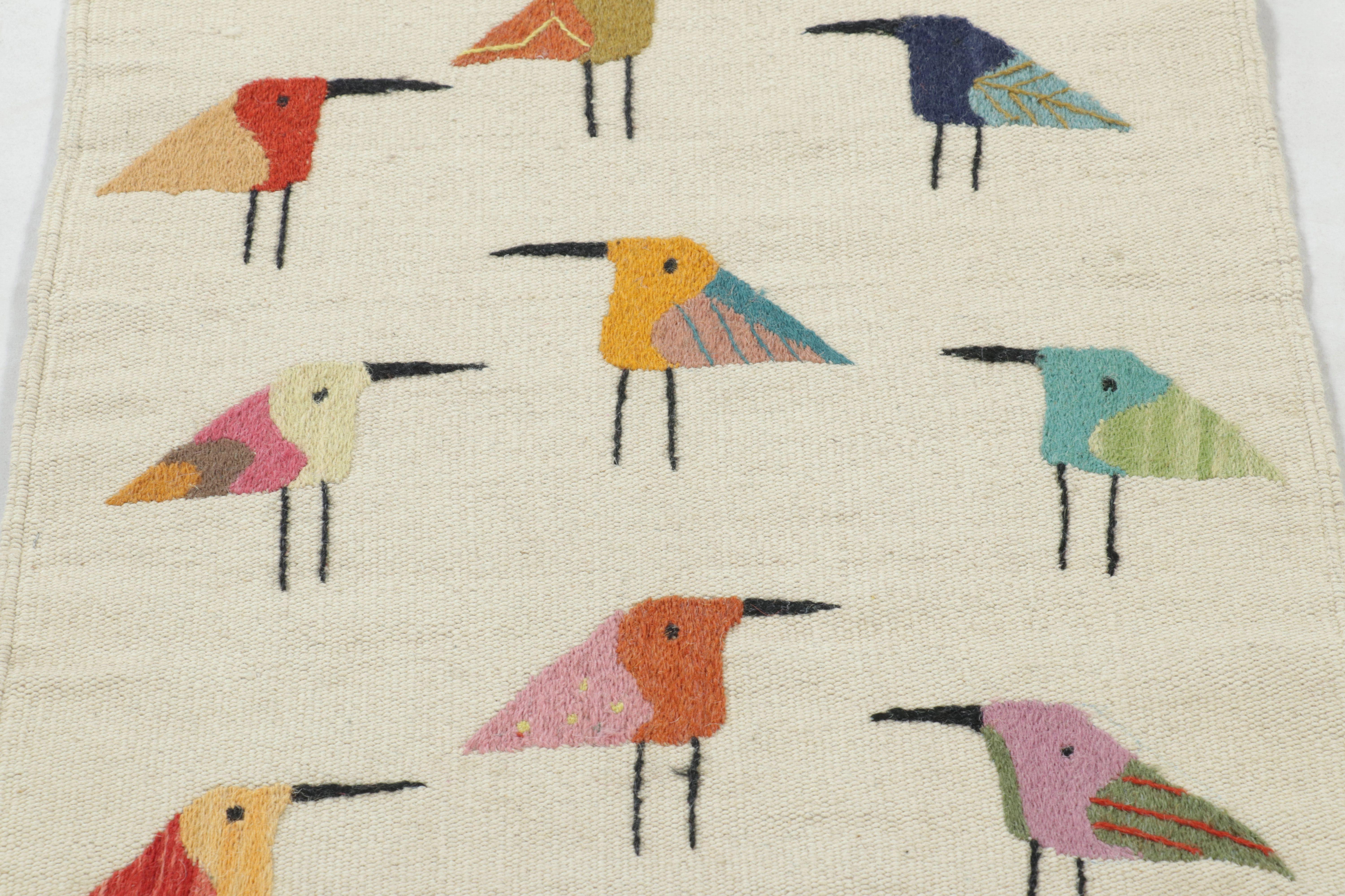 Traves de Mesa Suzani de Rug & Kilim, Blanco con Dibujos de Pájaros Juguetones en Nuevo estado para la venta en Long Island City, NY