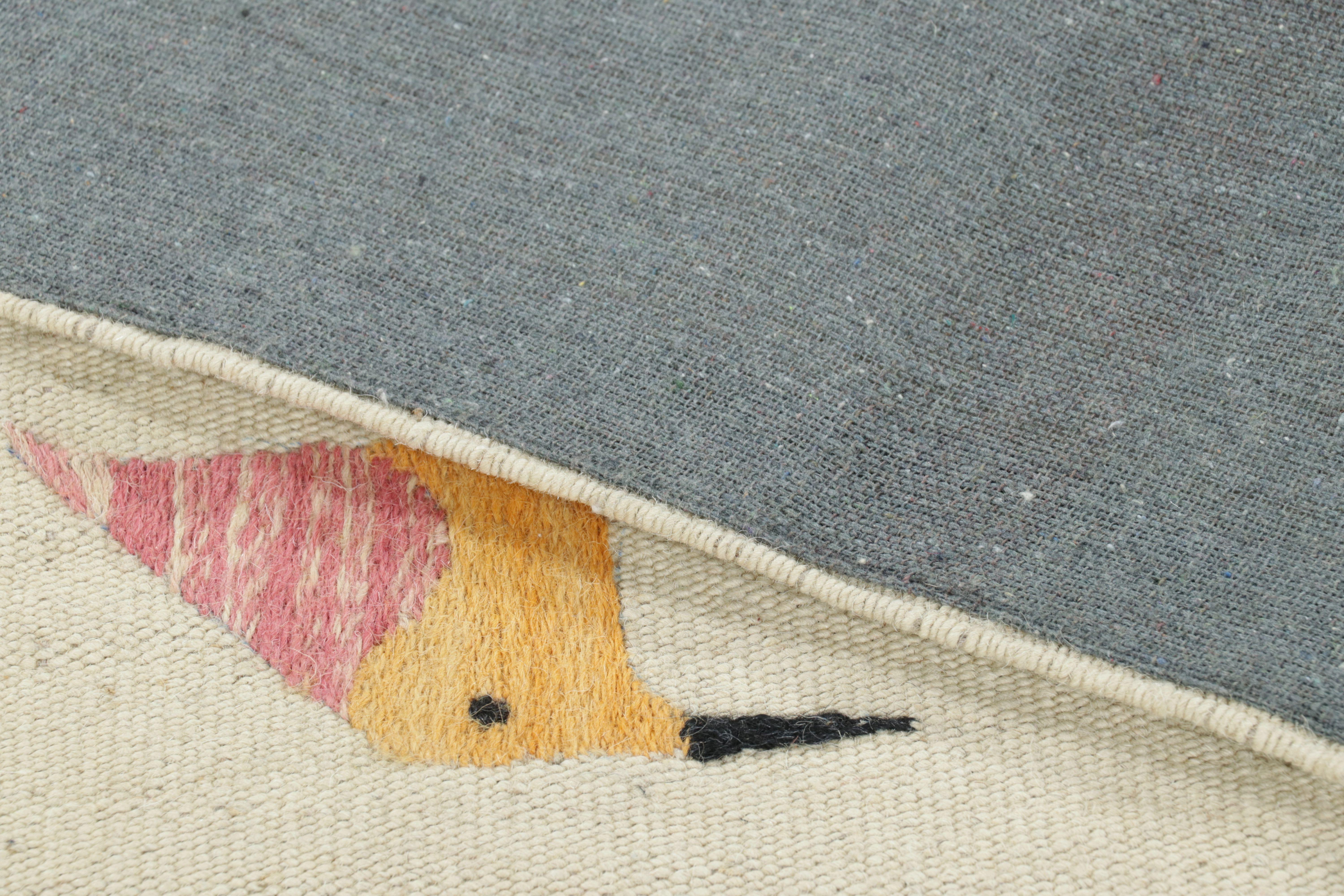 Traves de Mesa Suzani de Rug & Kilim, Blanco con Dibujos de Pájaros Juguetones Siglo XXI y contemporáneo en venta