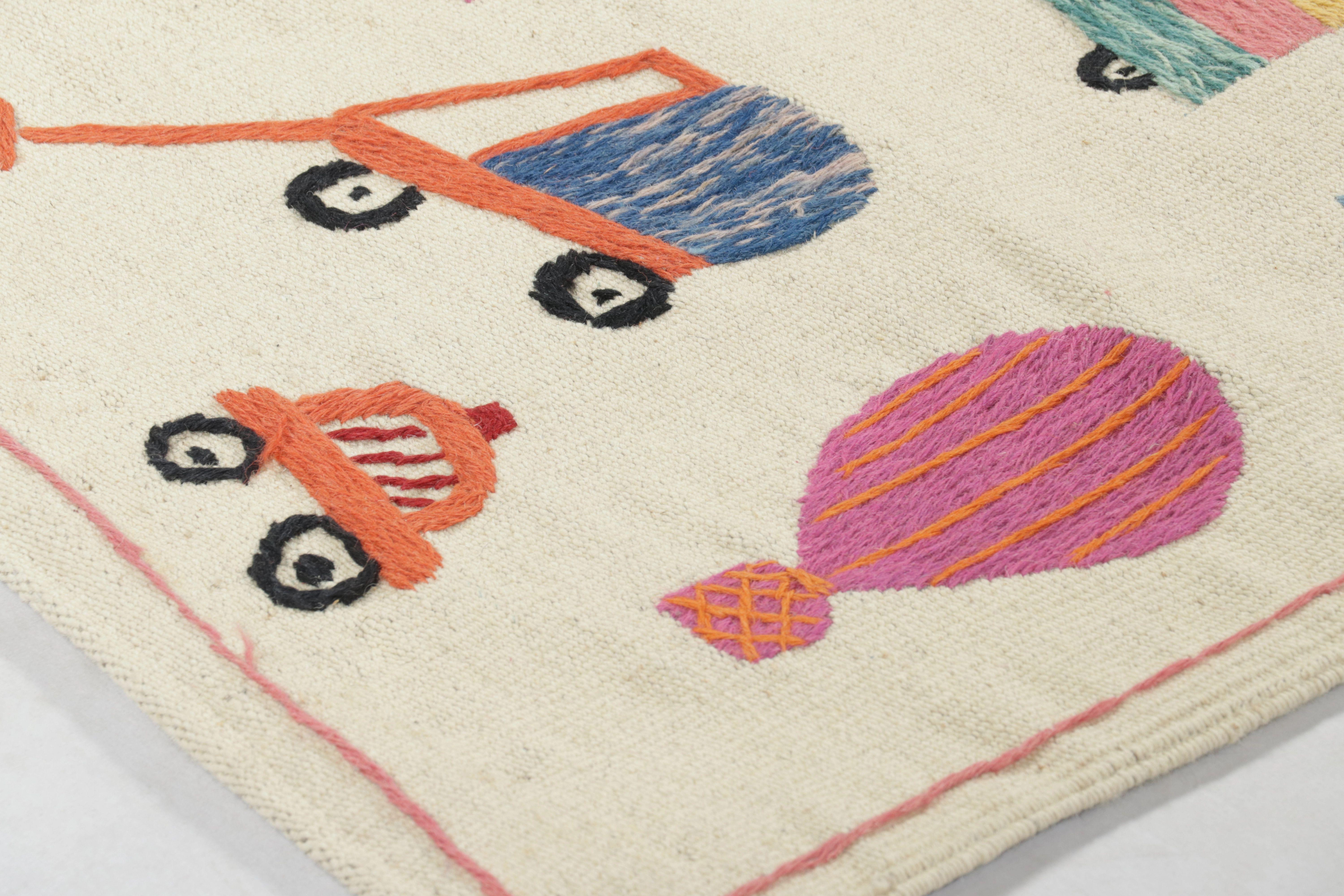 Fabricado con lana tejida a mano, este Kilim 3x10 representa una nueva y emocionante línea de Clásicos Modernos y tejidos planos contemporáneos de Rug & Kilim: una serie de diseños inspirados en los antiguos Kilims y tejidos Suzani, una de las