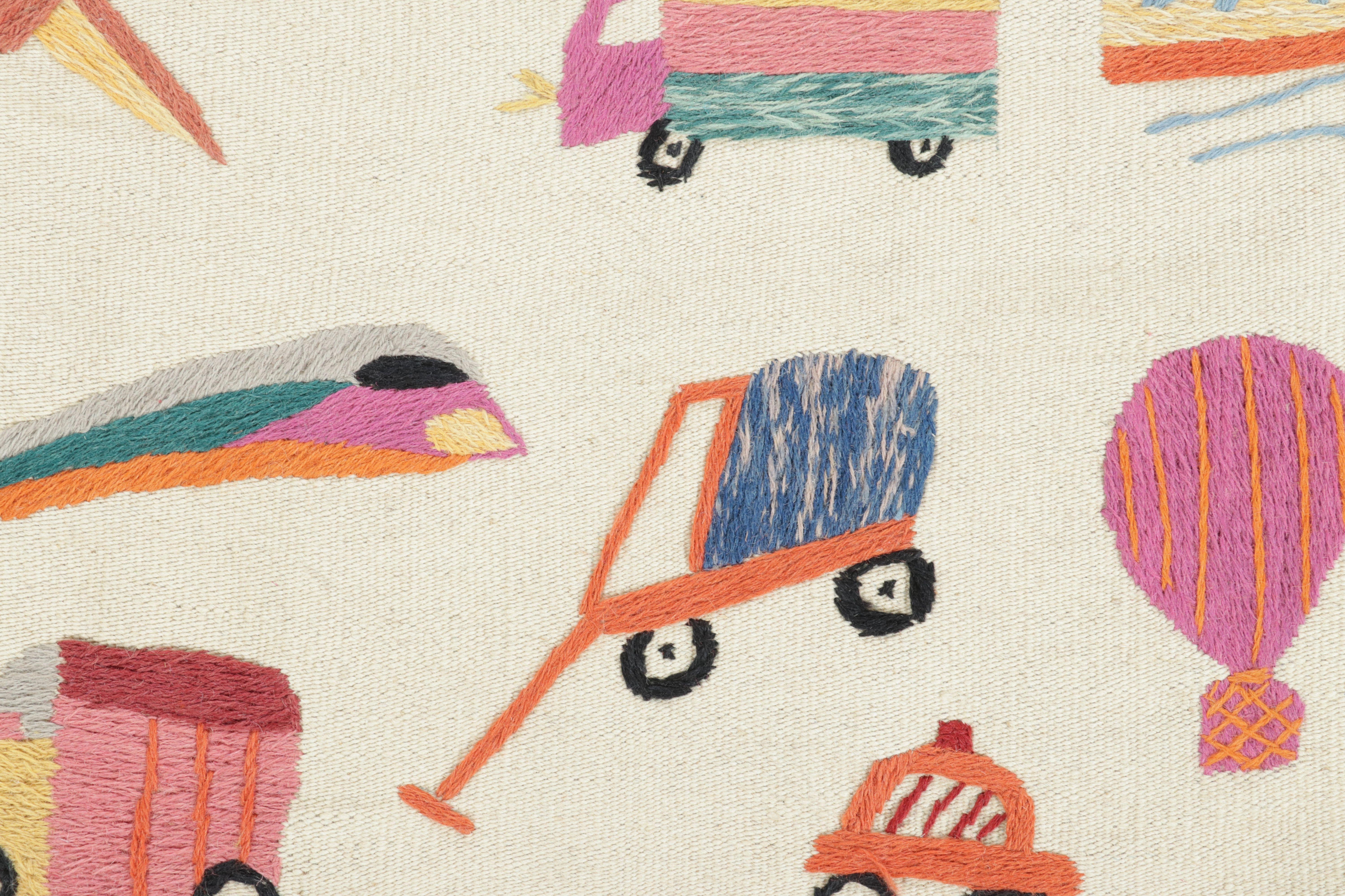 Traves de Mesa Suzani Kilim de Rug & Kilim, Blanco con Dibujos Policromáticos Pakistaní en venta