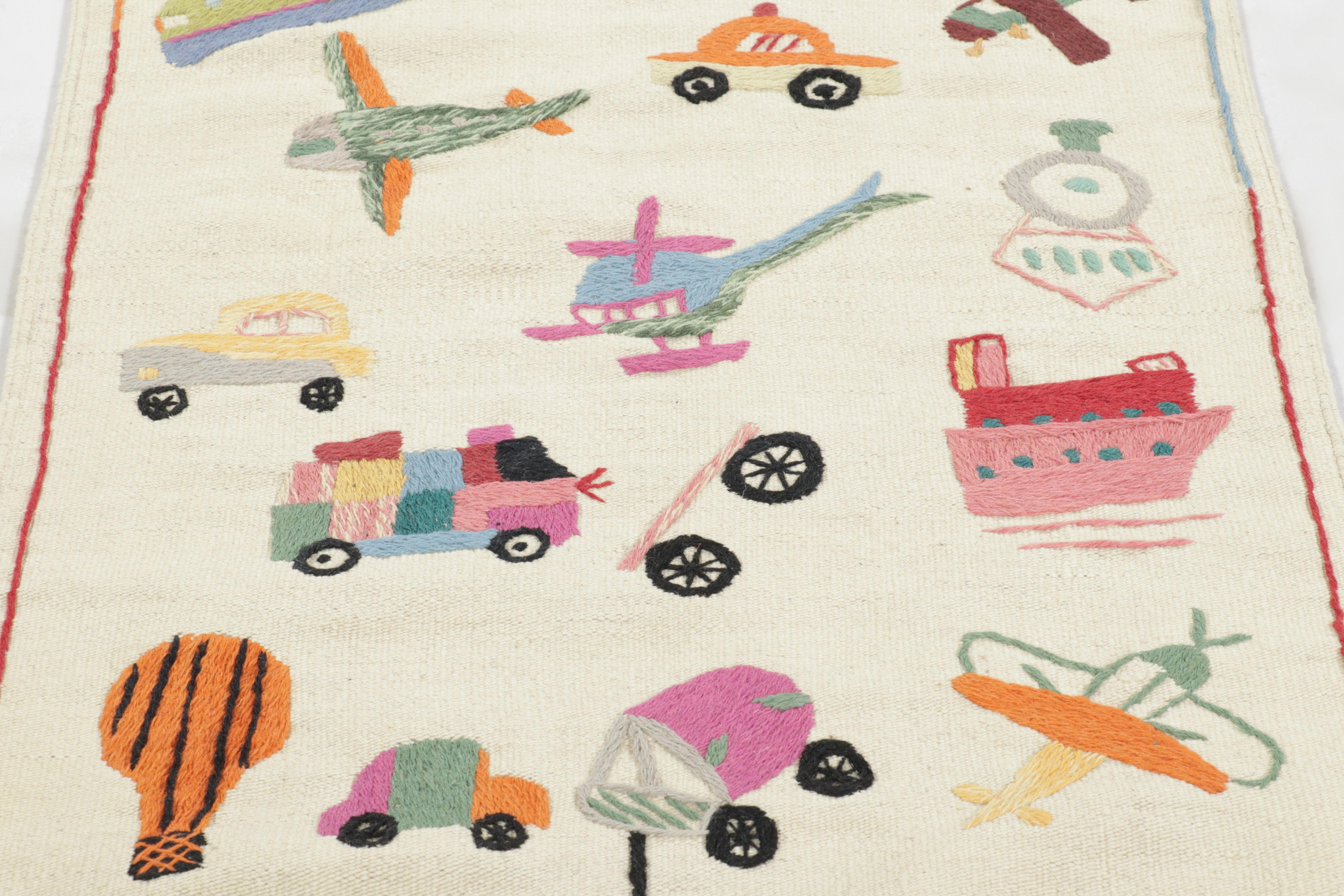 Traves de Mesa Suzani Kilim de Rug & Kilim, Blanco con Dibujos Policromáticos Tejido a mano en venta