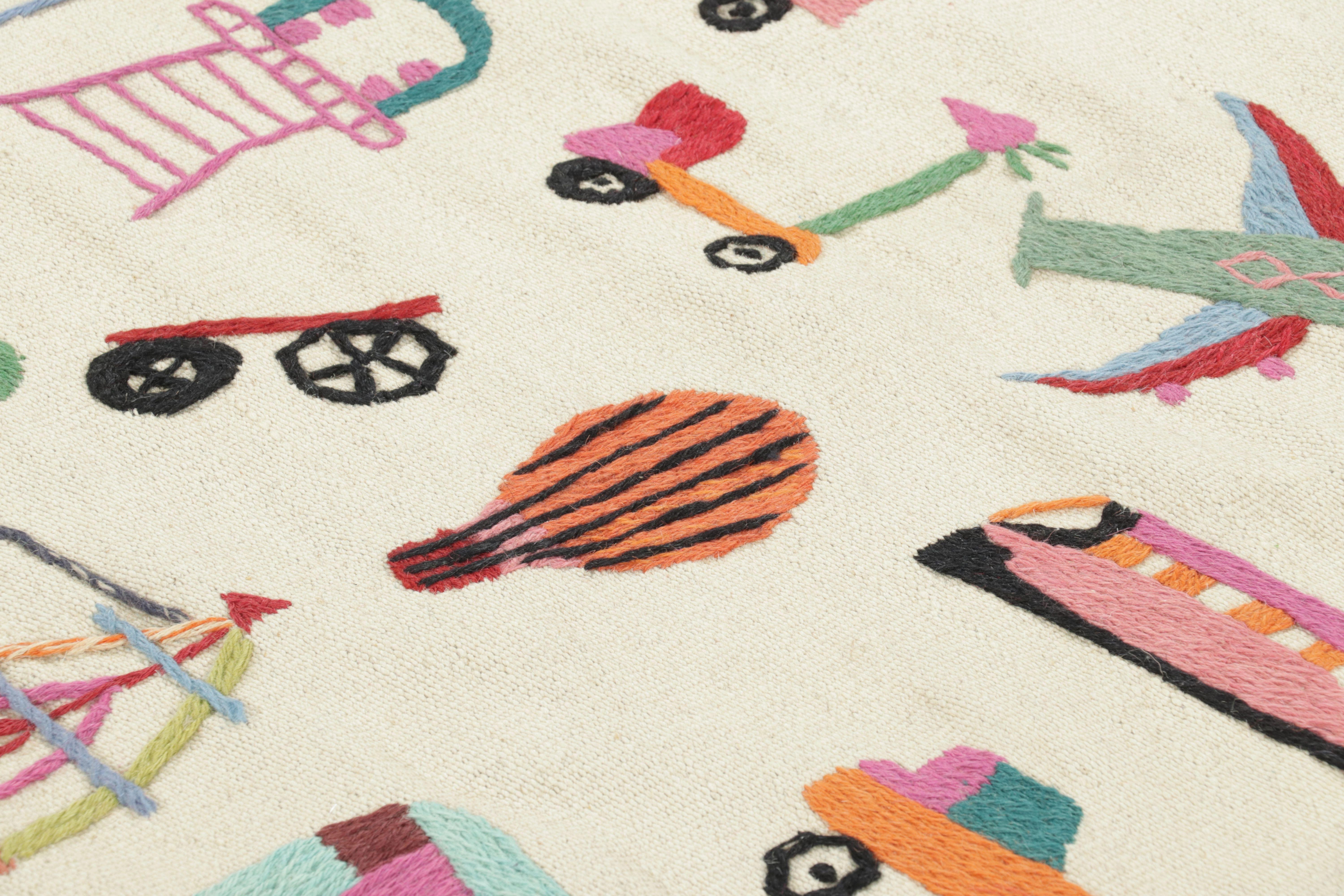 Traves de Mesa Suzani Kilim de Rug & Kilim, Blanco con Dibujos Policromáticos en Nuevo estado para la venta en Long Island City, NY