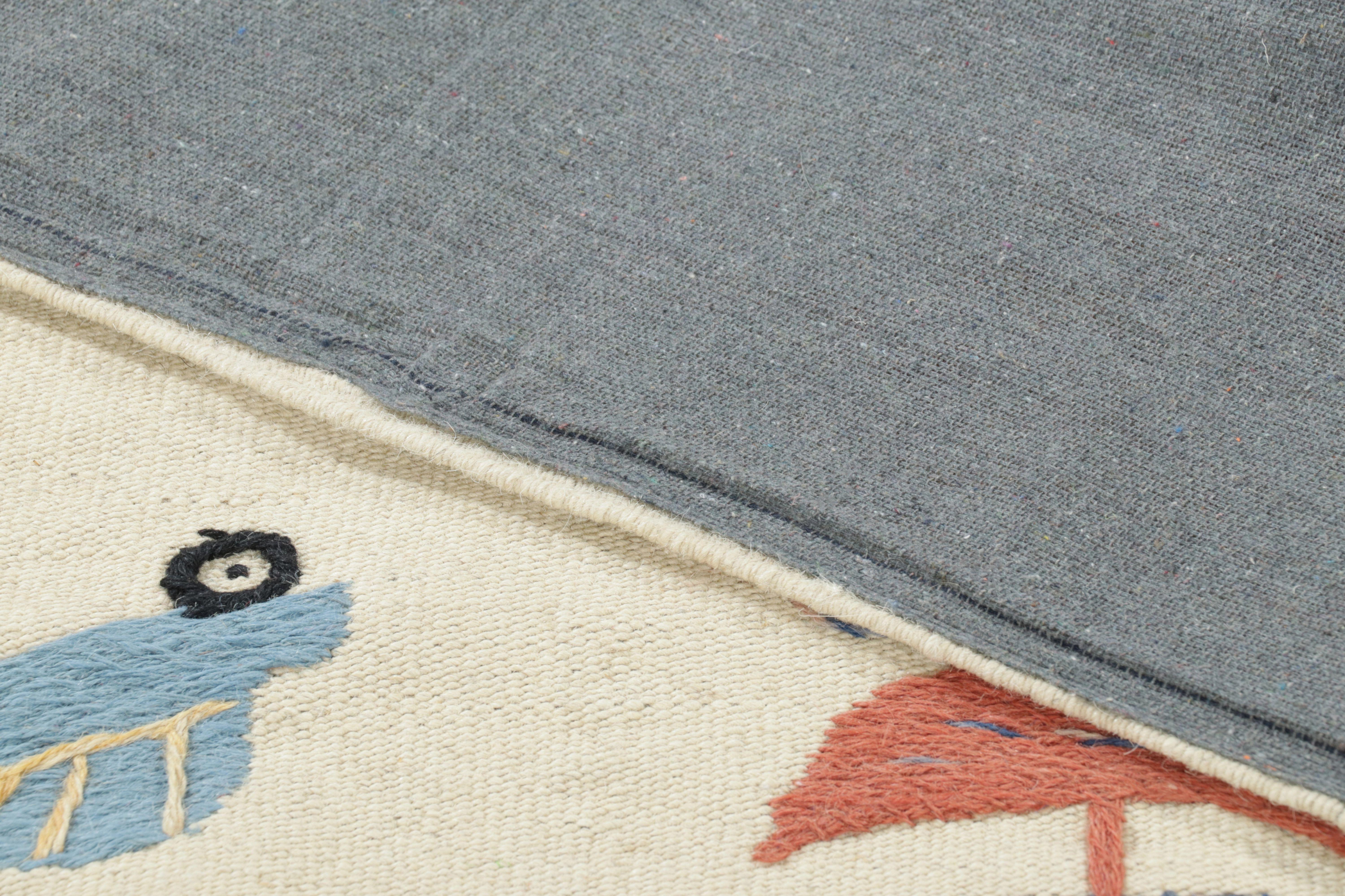 Traves de Mesa Suzani Kilim de Rug & Kilim, Blanco con Dibujos Policromáticos Siglo XXI y contemporáneo en venta