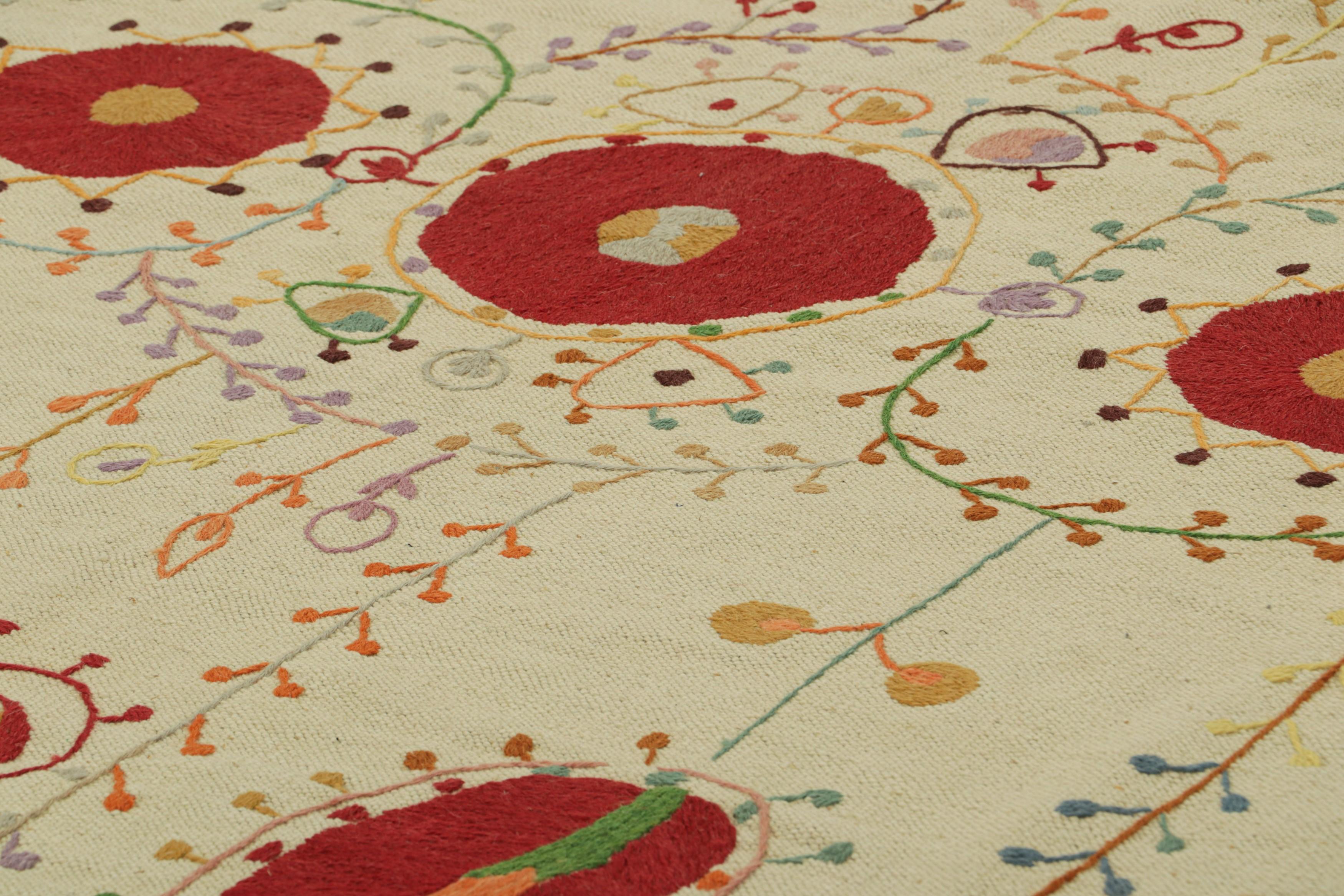 Fabriqué en laine tissée à la main, ce kilim 6x10 représente une nouvelle ligne passionnante de Modern Classics et de flatweaves contemporains de Rug & Kilim - une série de motifs inspirés des kilims et textiles Suzani anciens, parmi les traditions