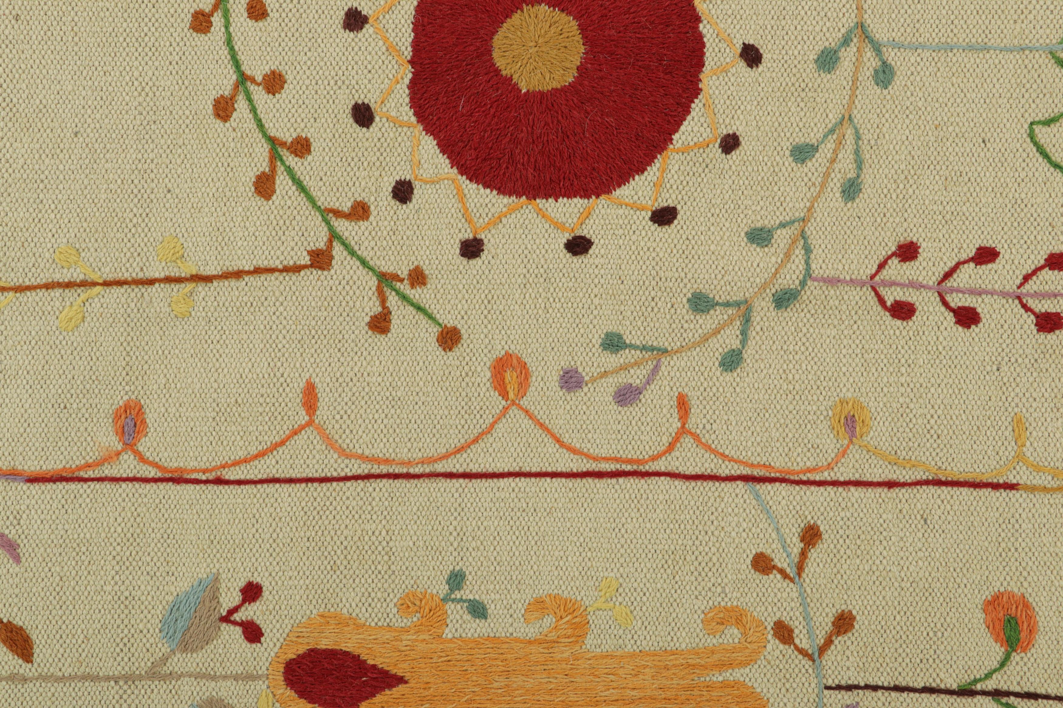 Pakistanais Rug & Kilim's Suzani Style Kilim in Cream with Polychrome Paisleys and Florals (Kilim de style Suzani en crème avec des marguerites et des fleurs polychromes) en vente