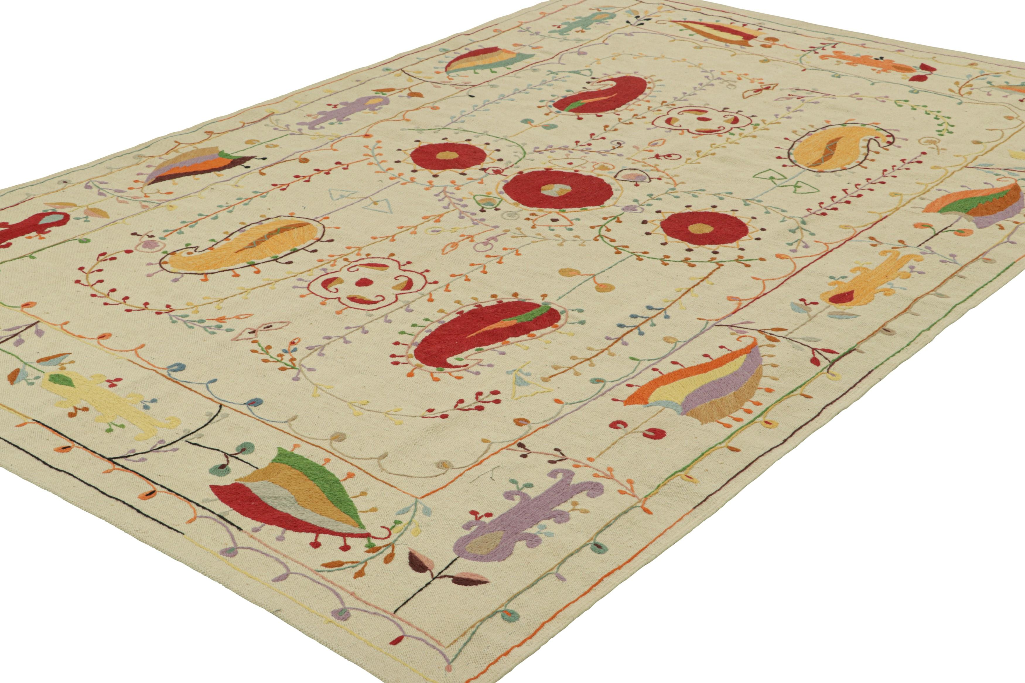 Tissé à la main Rug & Kilim's Suzani Style Kilim in Cream with Polychrome Paisleys and Florals (Kilim de style Suzani en crème avec des marguerites et des fleurs polychromes) en vente
