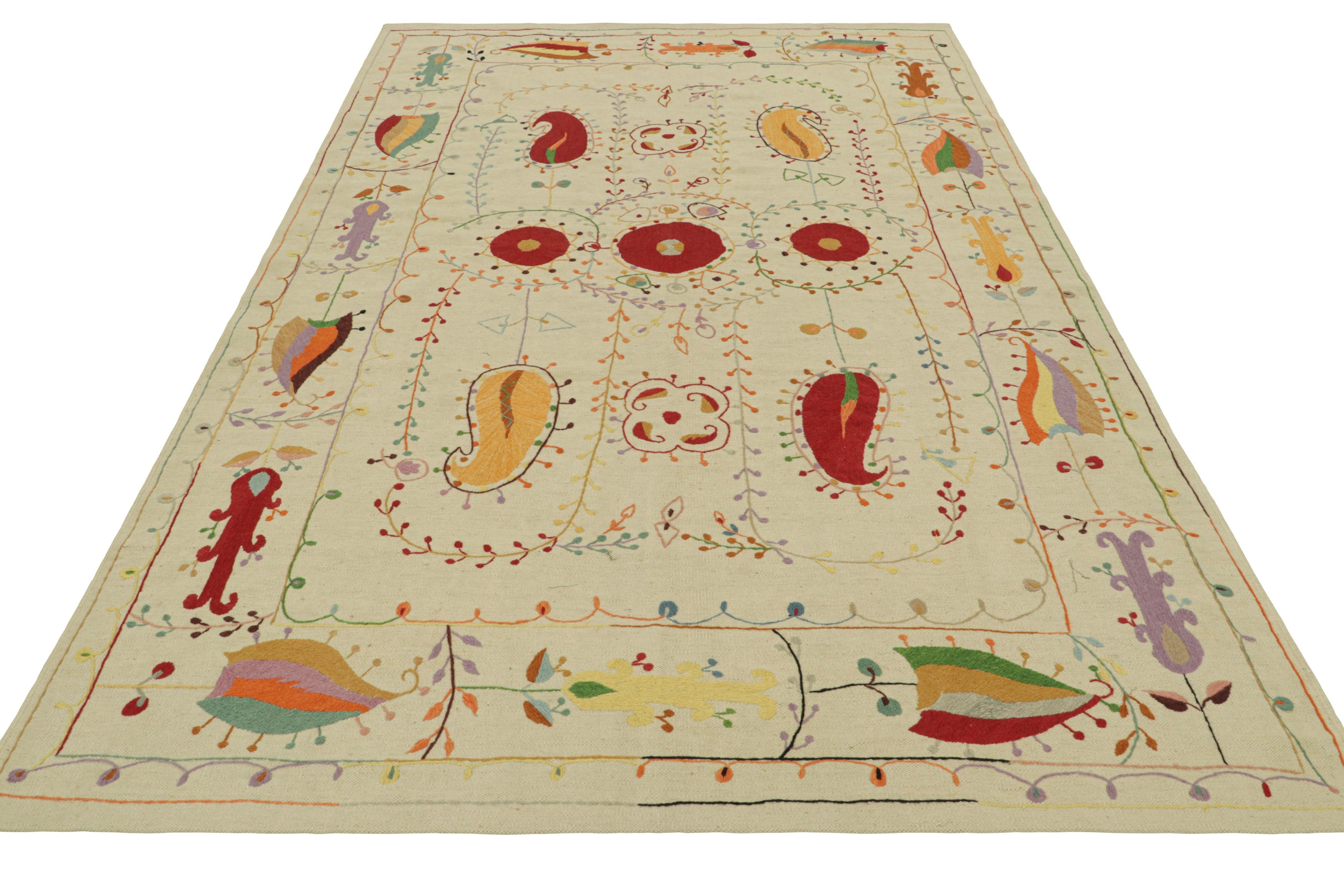 Rug & Kilim's Suzani Style Kilim in Cream with Polychrome Paisleys and Florals (Kilim de style Suzani en crème avec des marguerites et des fleurs polychromes) Neuf - En vente à Long Island City, NY
