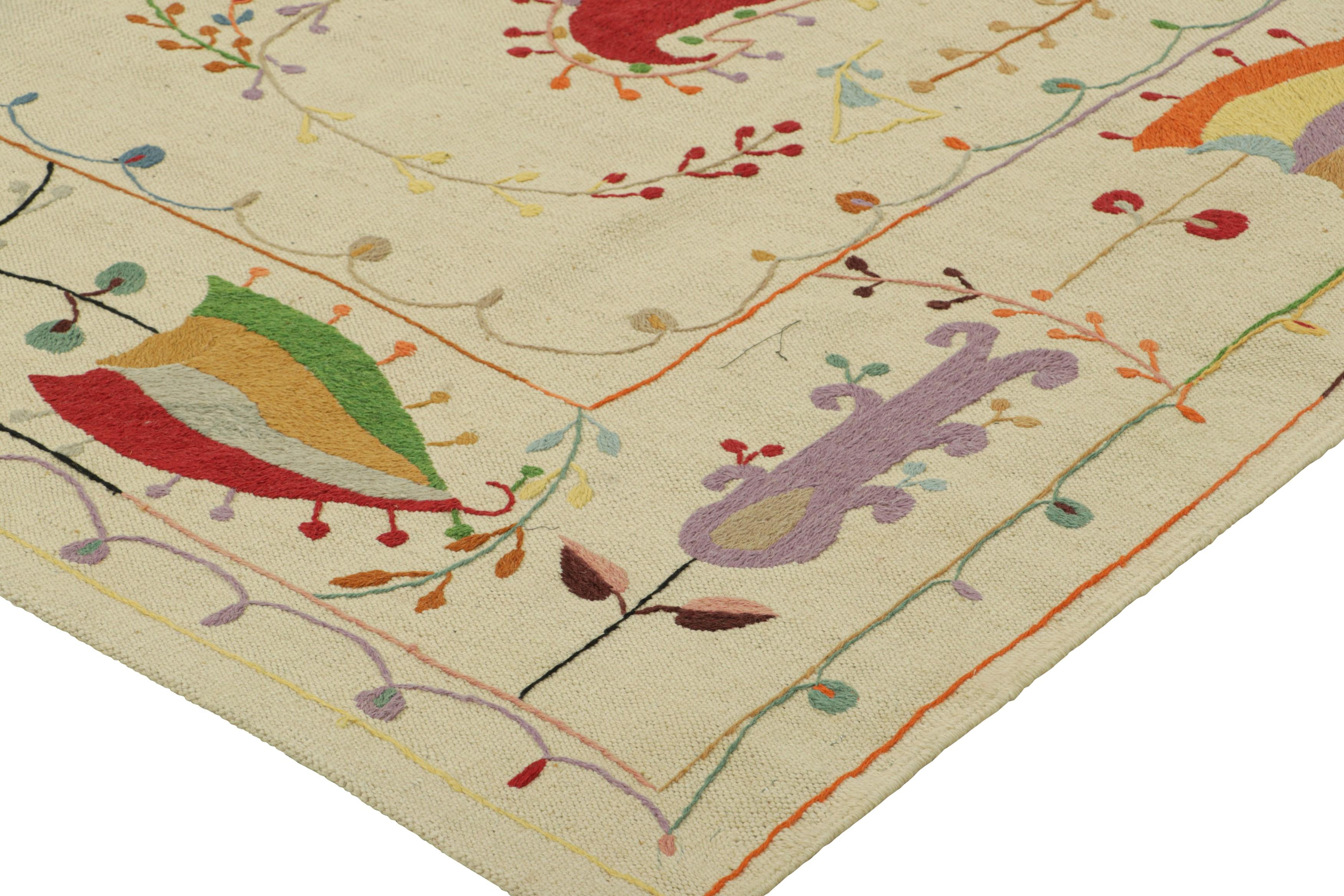XXIe siècle et contemporain Rug & Kilim's Suzani Style Kilim in Cream with Polychrome Paisleys and Florals (Kilim de style Suzani en crème avec des marguerites et des fleurs polychromes) en vente