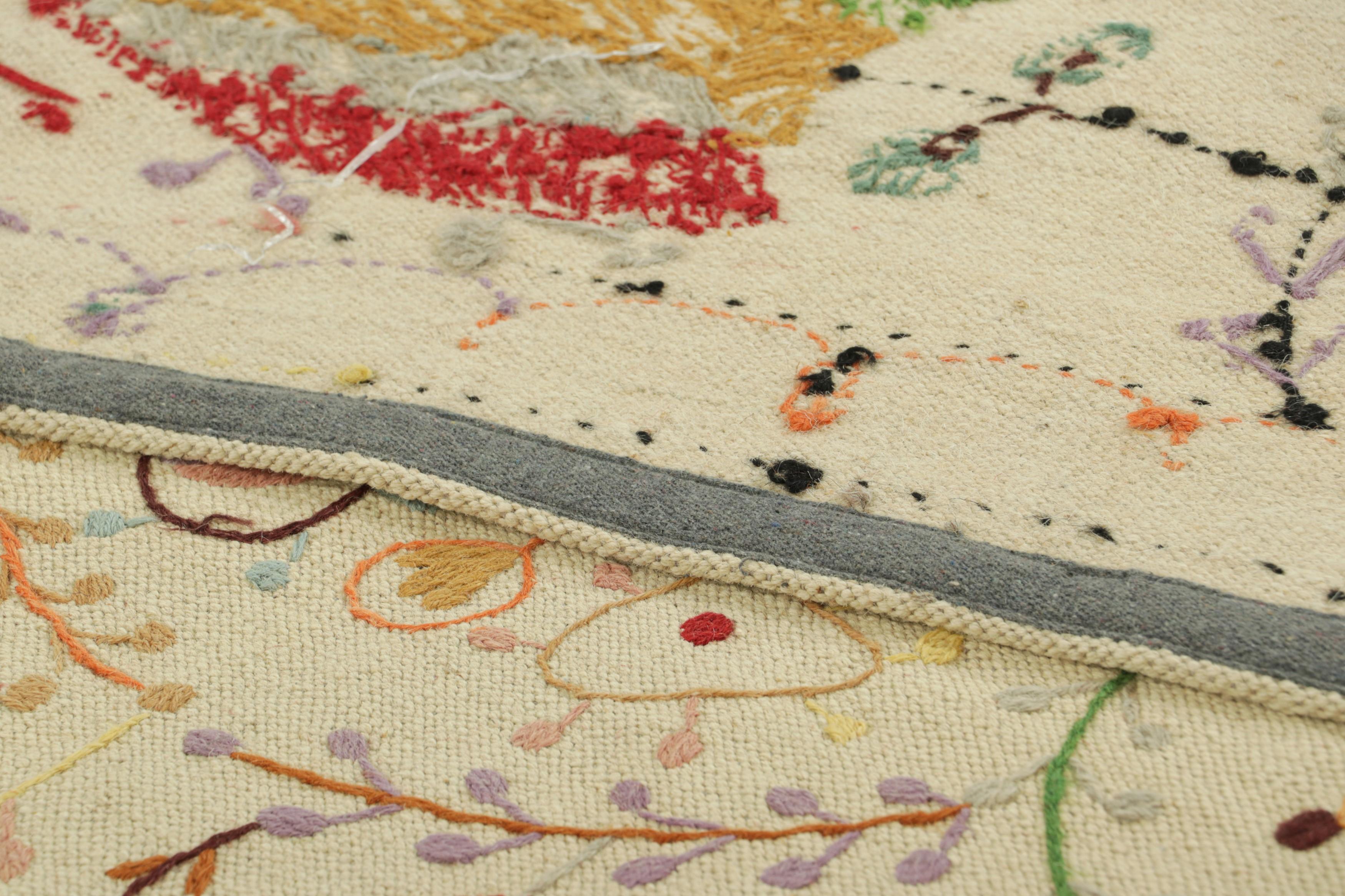 Laine Rug & Kilim's Suzani Style Kilim in Cream with Polychrome Paisleys and Florals (Kilim de style Suzani en crème avec des marguerites et des fleurs polychromes) en vente