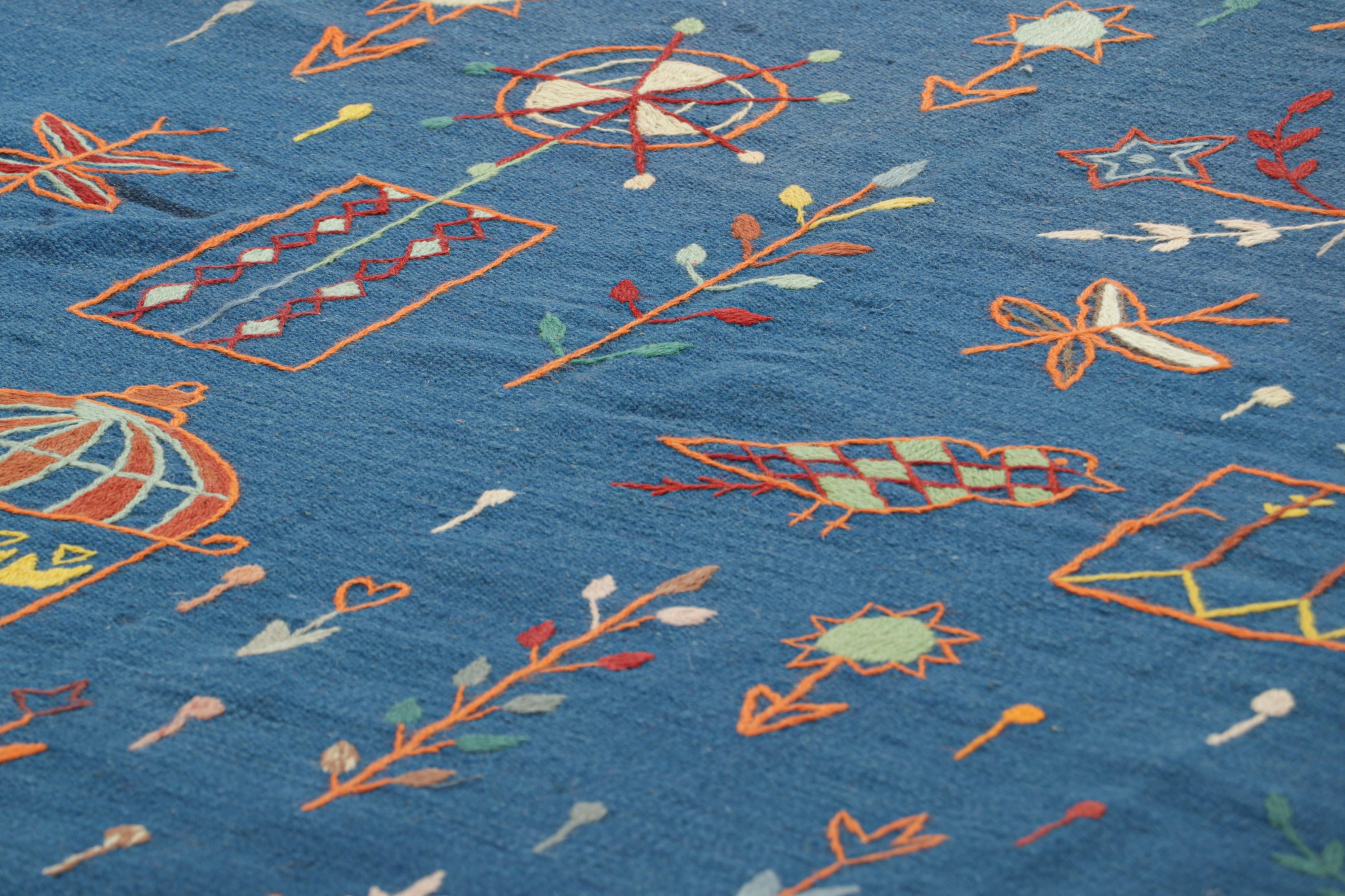 Fabricado con lana tejida a mano, este Kilim de 5x8 representa una nueva y emocionante línea de Clásicos Modernos y tejidos planos contemporáneos de Rug & Kilim: una serie de diseños inspirados en los antiguos Kilims y tejidos Suzani, una de las