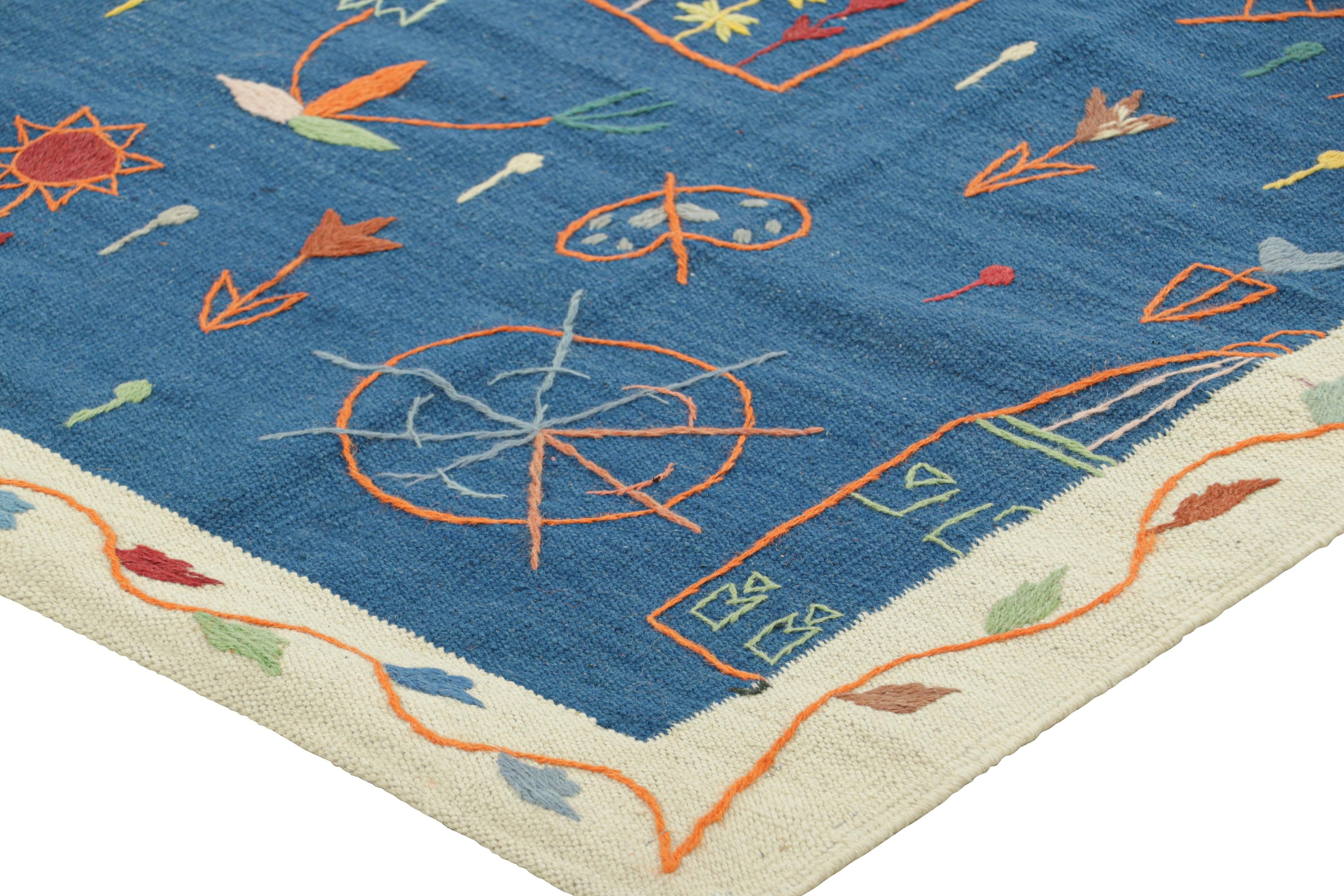 Kilim estilo Suzani de Rug & Kilim en azul marino con motivos tribales policromáticos Siglo XXI y contemporáneo en venta