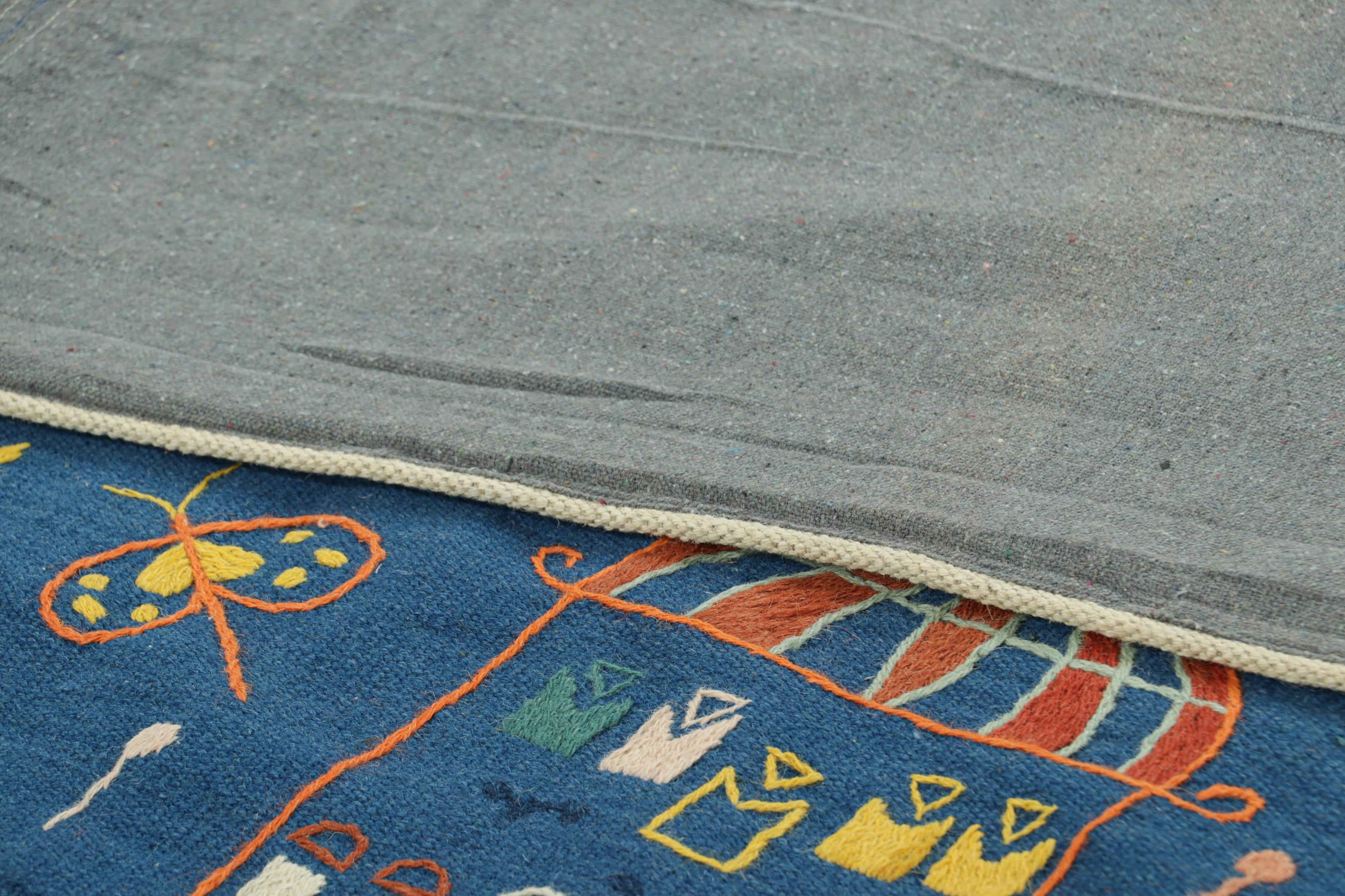 Kilim estilo Suzani de Rug & Kilim en azul marino con motivos tribales policromáticos Lana en venta