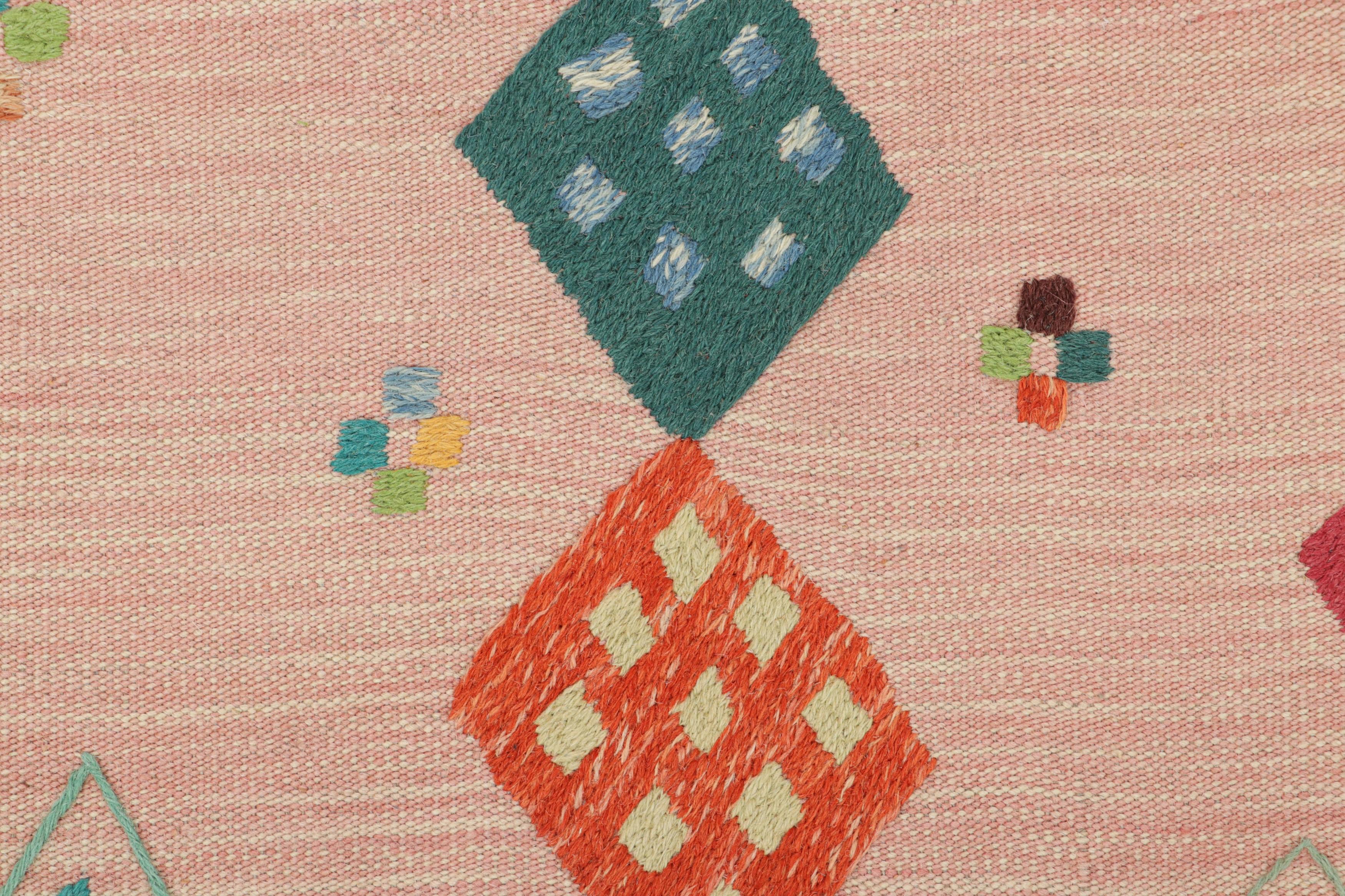 Pakistanais Rug & Kilim's Suzani Style Kilim in Pink with Polychromatic Diamond Medallions (Kilim de style Suzani en rose avec des médaillons de diamants polychromes) en vente