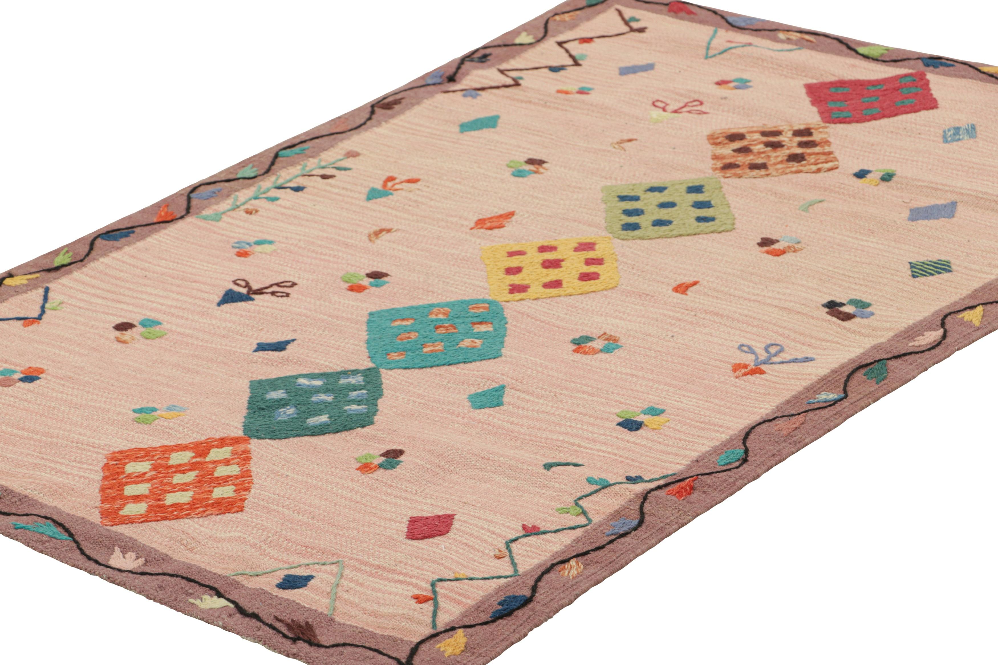 Tissé à la main Rug & Kilim's Suzani Style Kilim in Pink with Polychromatic Diamond Medallions (Kilim de style Suzani en rose avec des médaillons de diamants polychromes) en vente