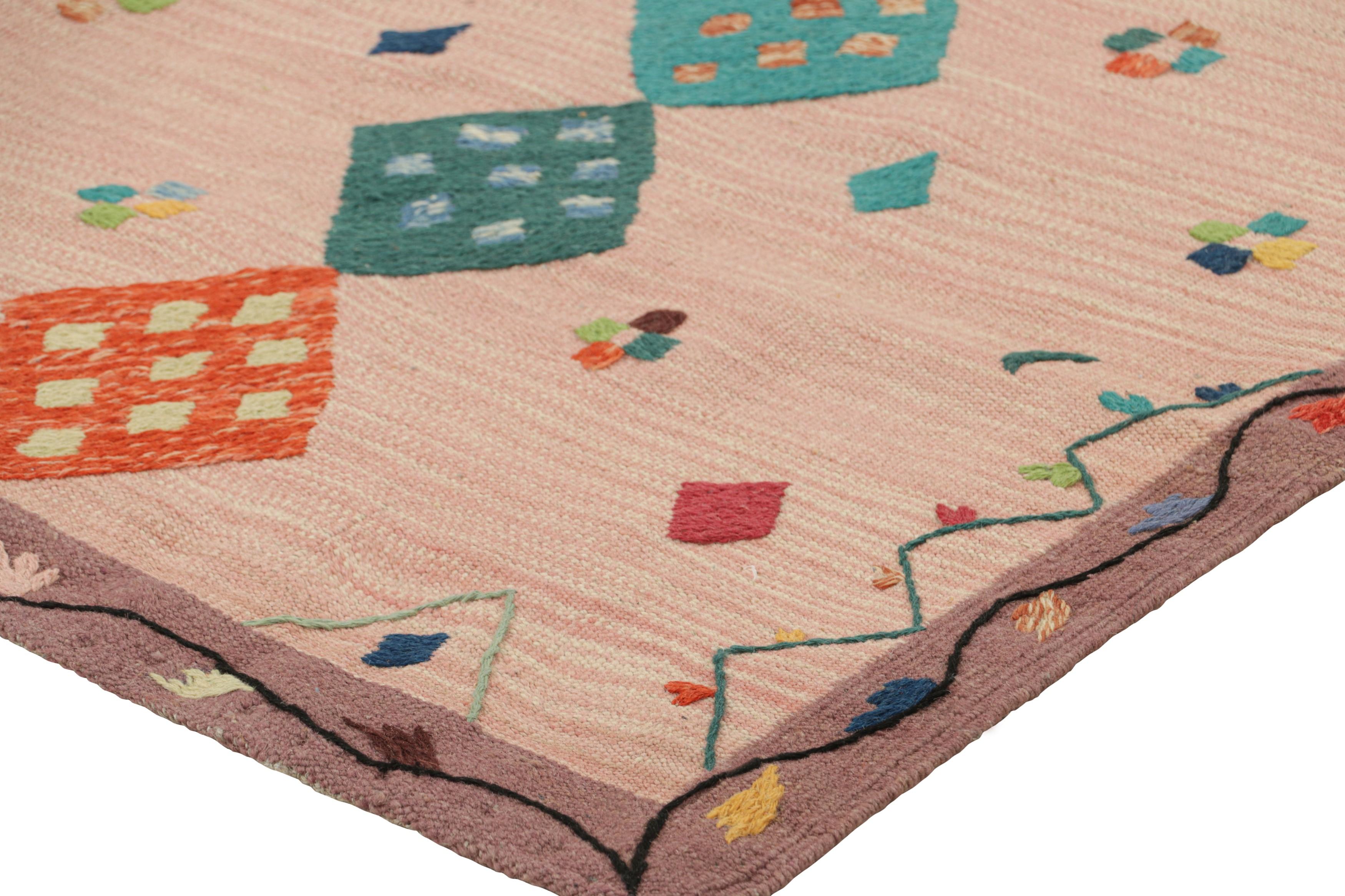 XXIe siècle et contemporain Rug & Kilim's Suzani Style Kilim in Pink with Polychromatic Diamond Medallions (Kilim de style Suzani en rose avec des médaillons de diamants polychromes) en vente