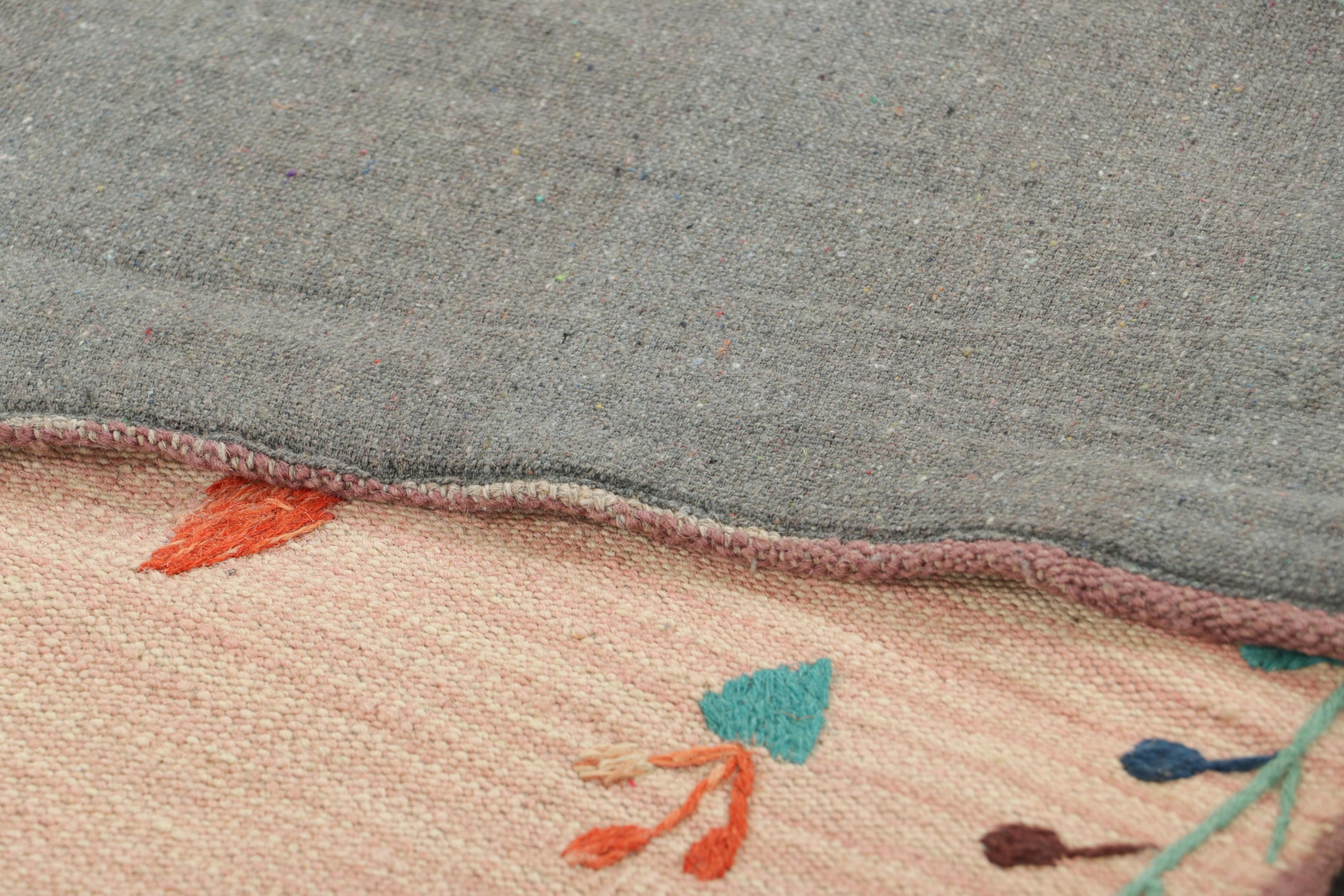 Laine Rug & Kilim's Suzani Style Kilim in Pink with Polychromatic Diamond Medallions (Kilim de style Suzani en rose avec des médaillons de diamants polychromes) en vente