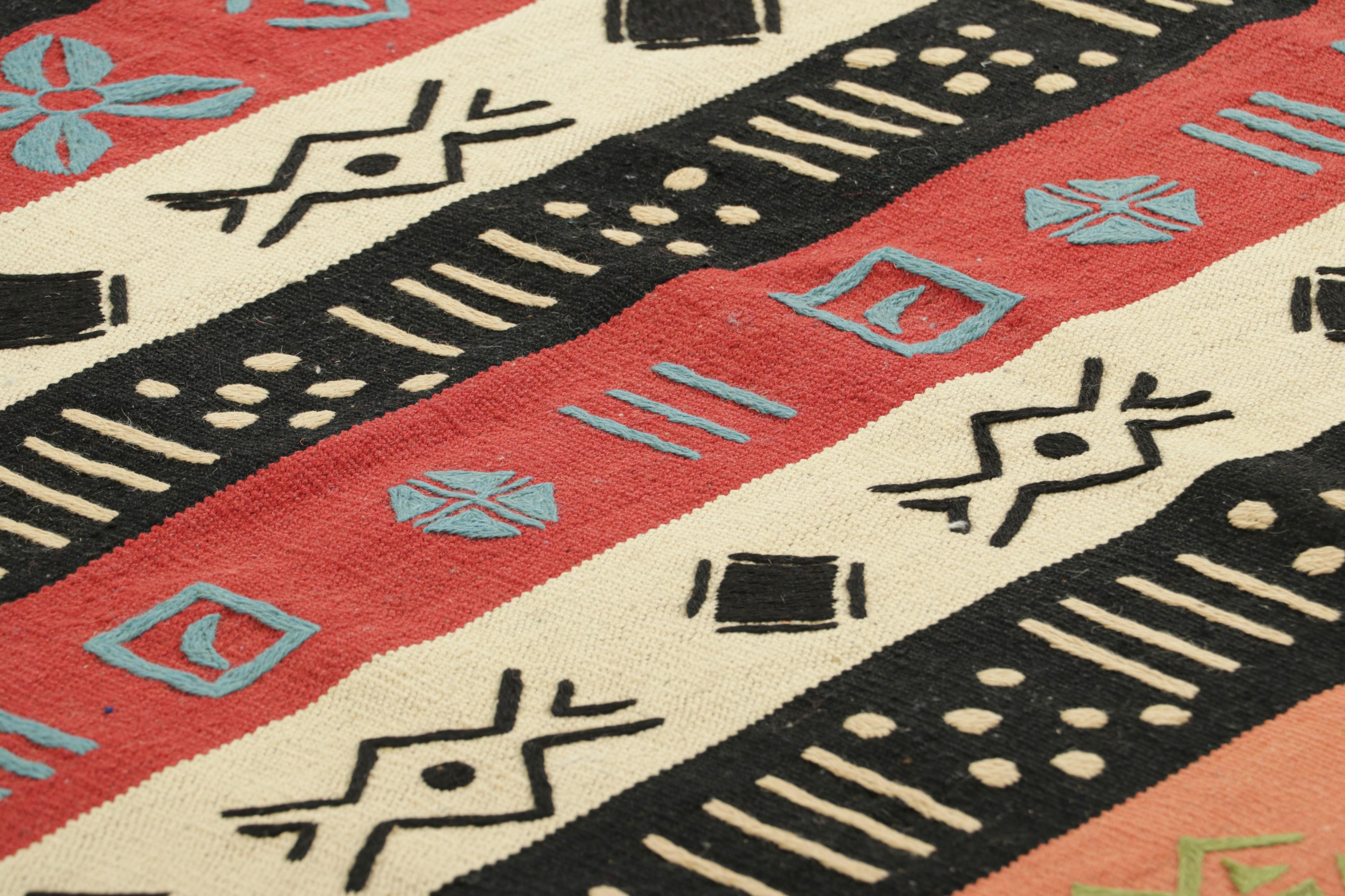Realizzato in lana intrecciata a mano, questo kilim 4x6 rappresenta una nuova ed entusiasmante linea di Modern Classics e di tessuti piatti contemporanei di Rug & Kilim, una serie di design ispirati agli antichi kilim e tessuti Suzani, tra le più